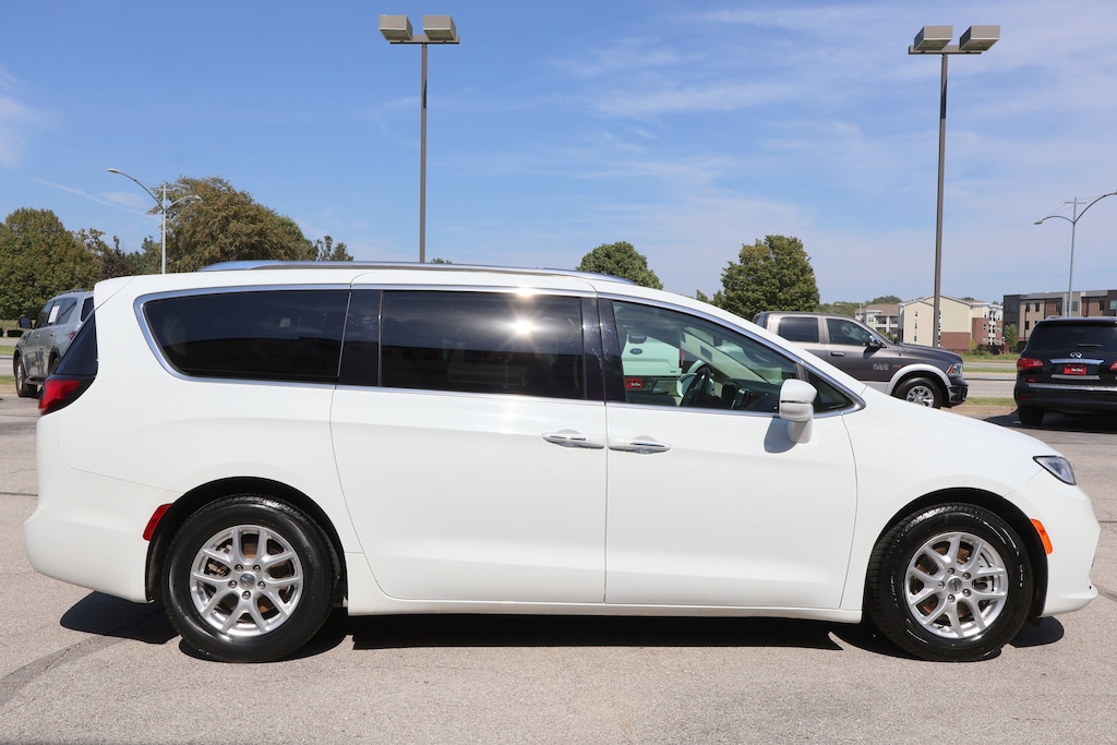 Used 2021 Chrysler Pacifica Touring L Van Passenger Van