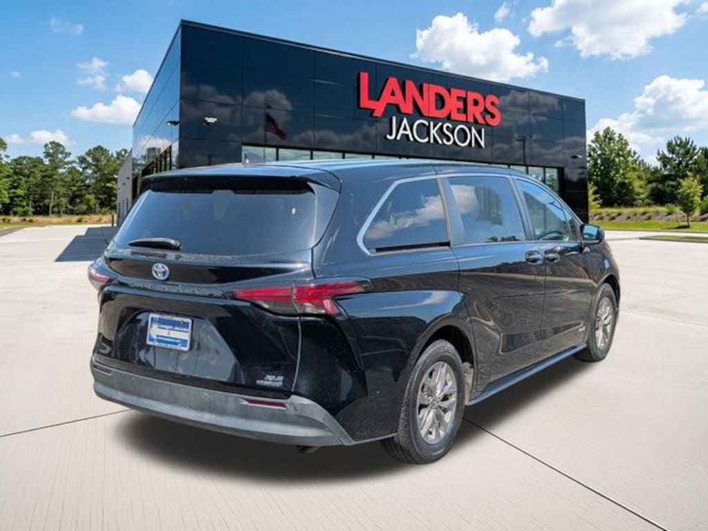 Used 2021 Toyota Sienna XLE Van