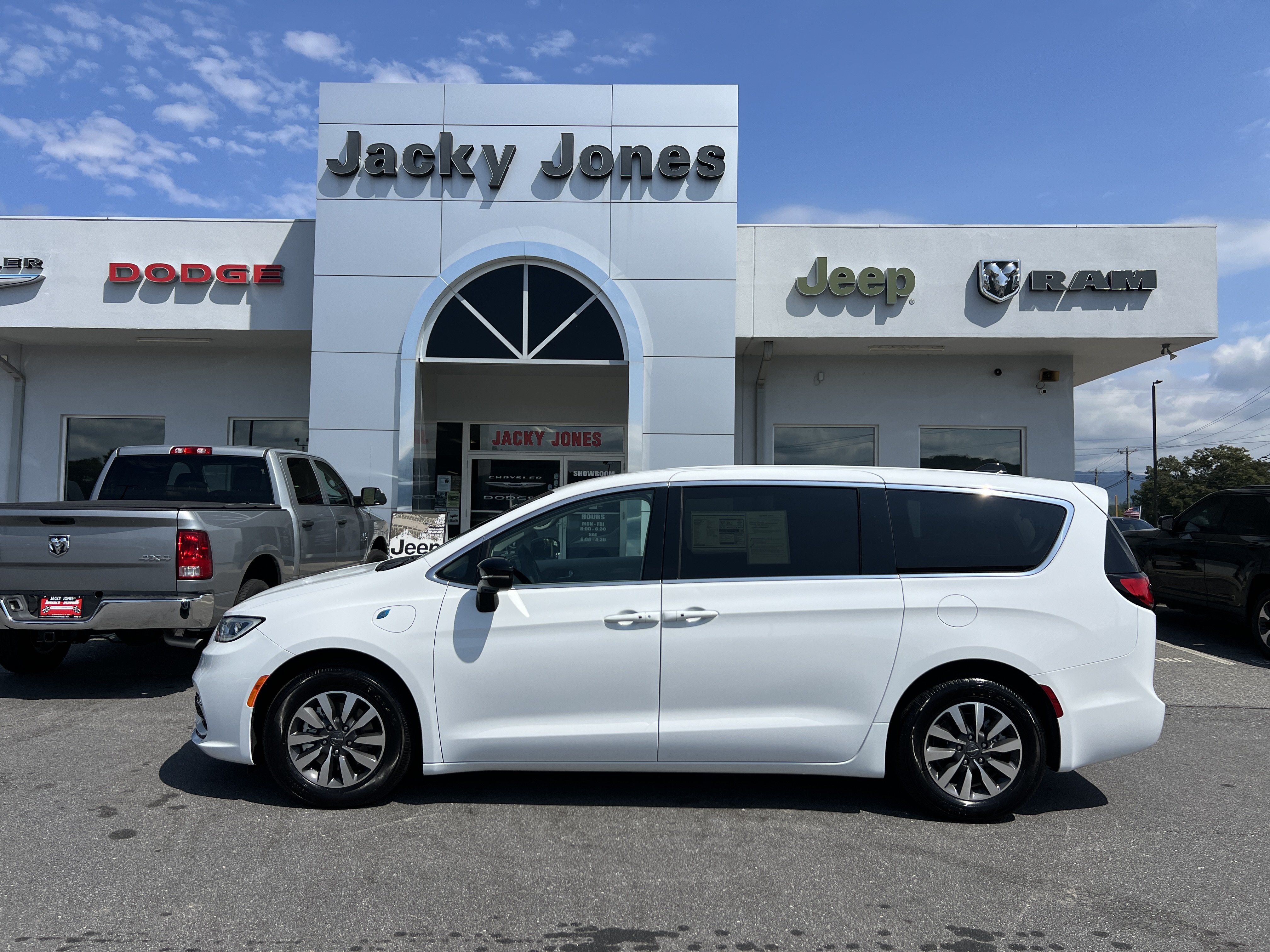 Used 2024 Chrysler Pacifica Hybrid Select Hybrid Select FWD