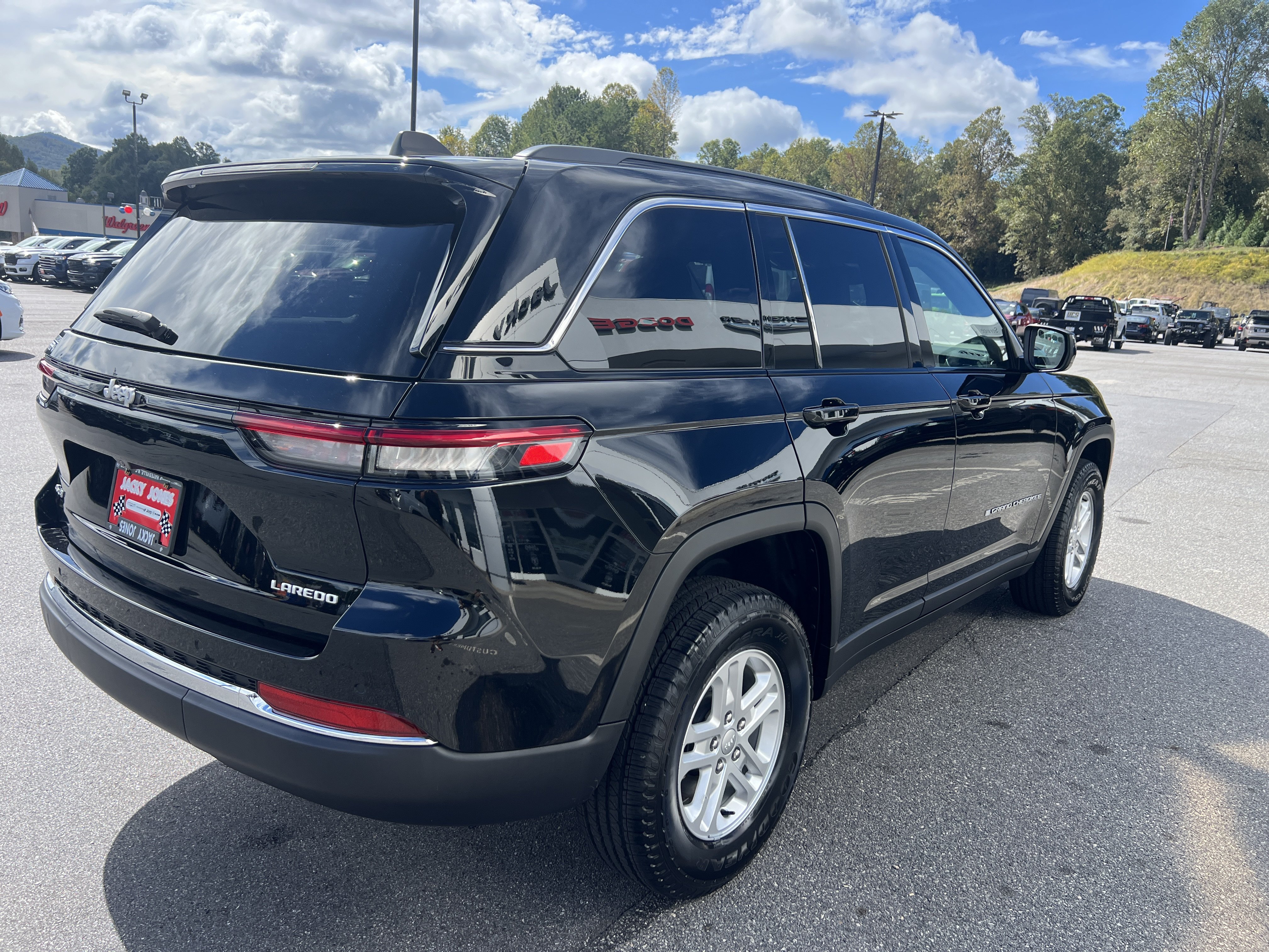 Used 2024 Jeep Grand Cherokee Laredo Laredo 4x4