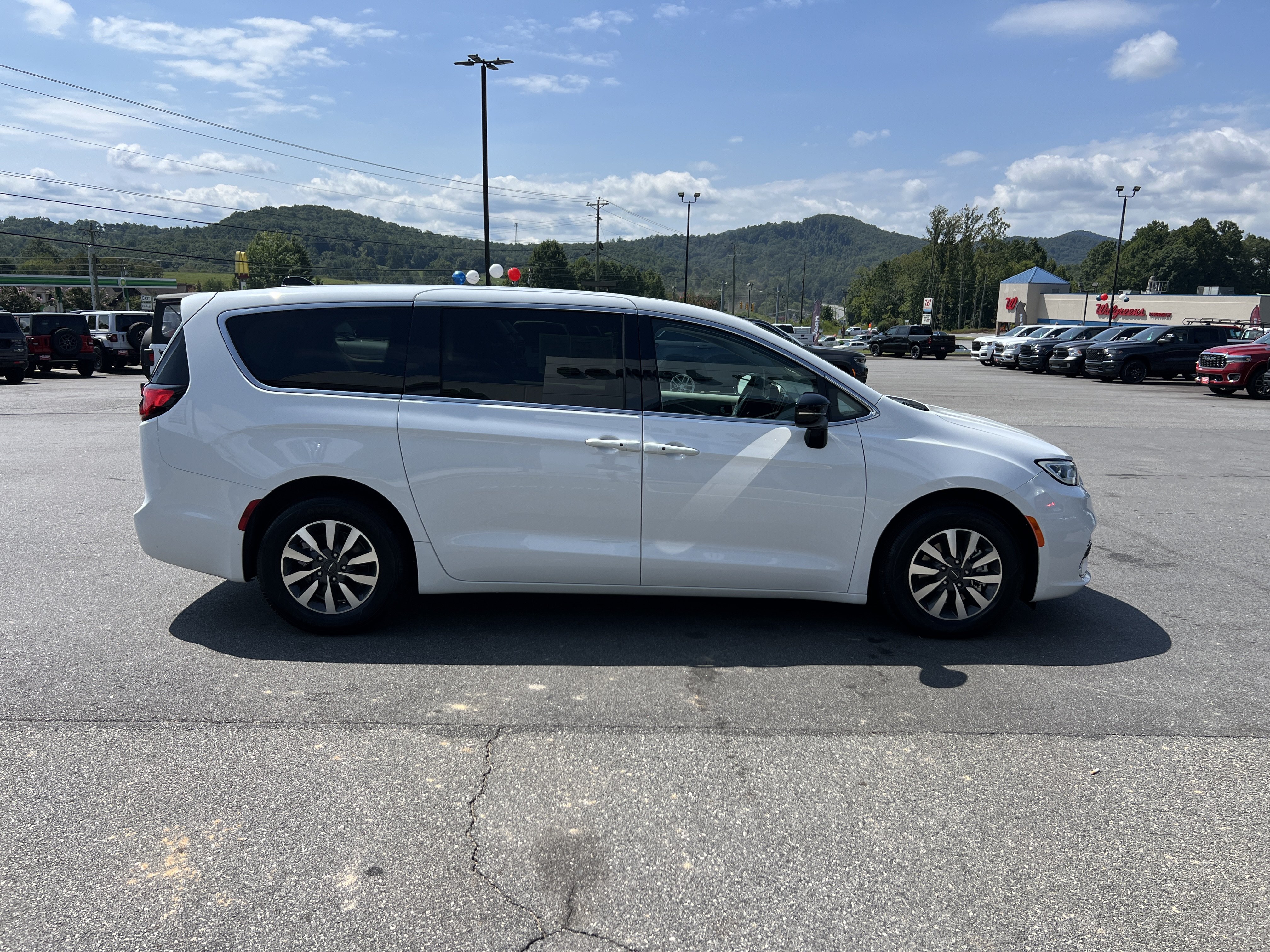 Used 2024 Chrysler Pacifica Hybrid Select Hybrid Select FWD
