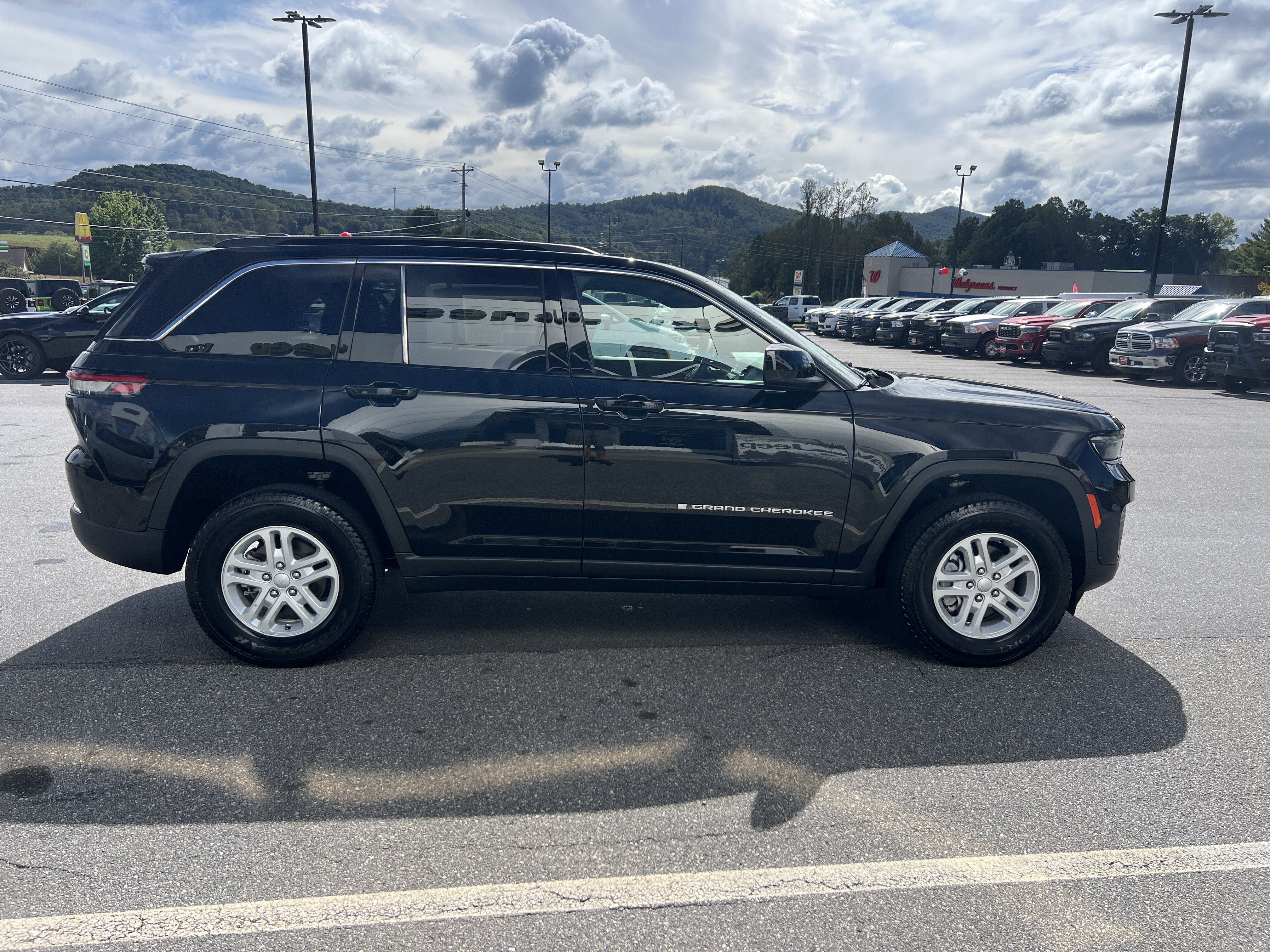 Used 2024 Jeep Grand Cherokee Laredo Laredo 4x4