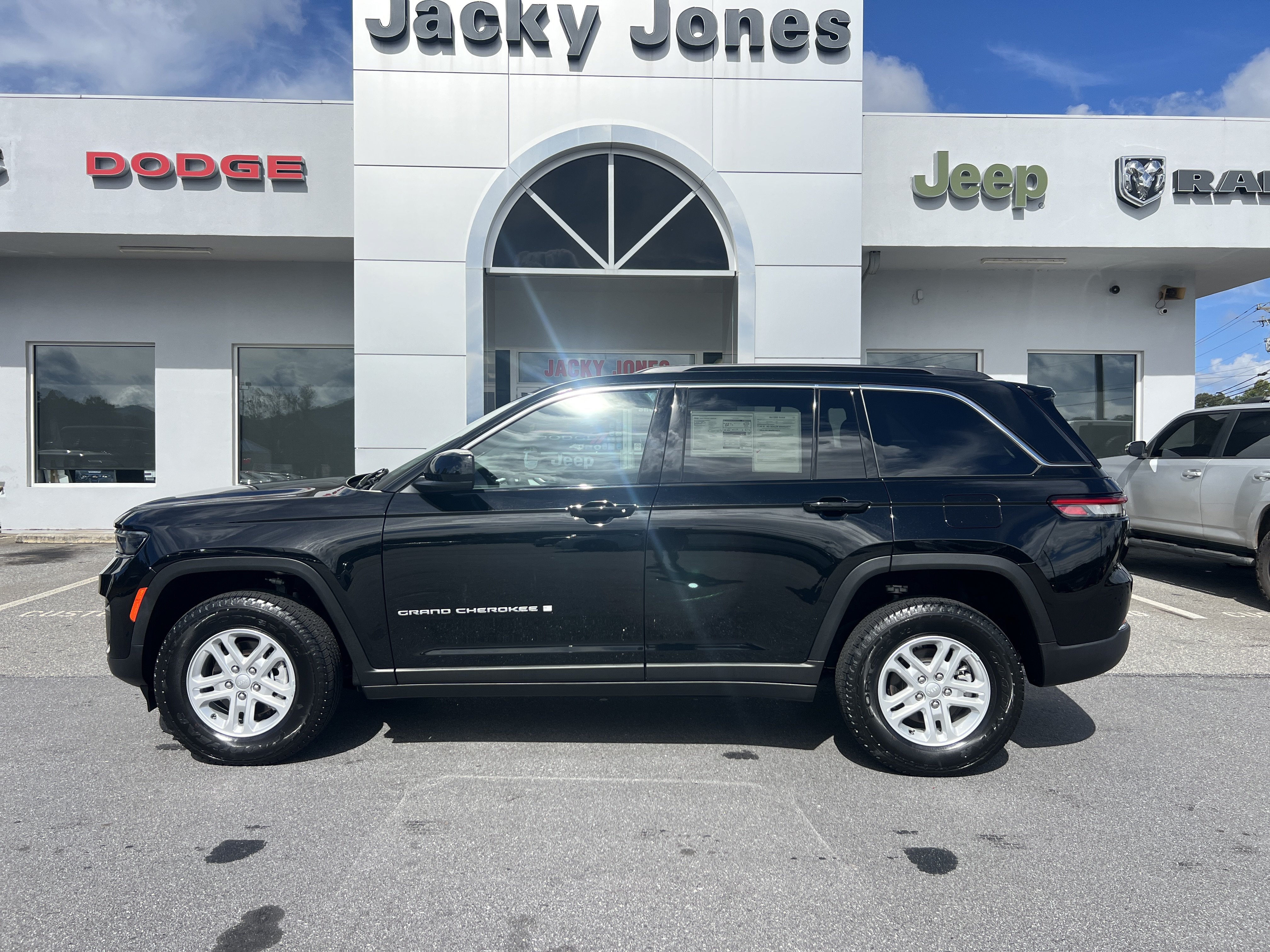 Used 2024 Jeep Grand Cherokee Laredo Laredo 4x4