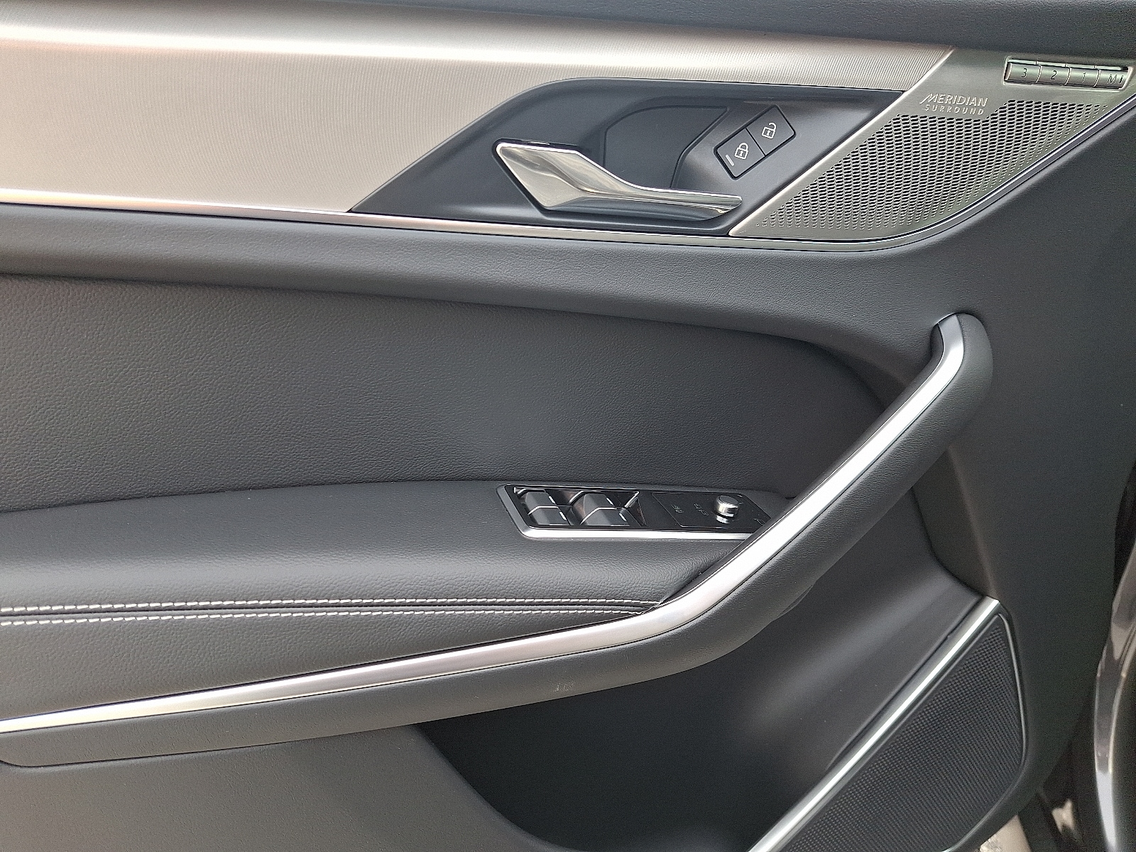 2026 Jaguar F-Pace R-Dynamic S - Photo 10