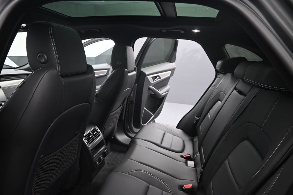2026 Jaguar F-Pace R-Dynamic S - Photo 17