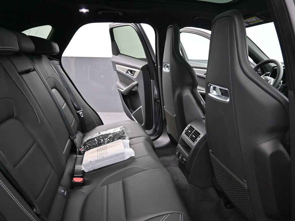 2026 Jaguar F-Pace R-Dynamic S - Photo 13