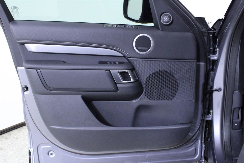 2025 Land Rover Discovery Dynamic SE - Photo 16