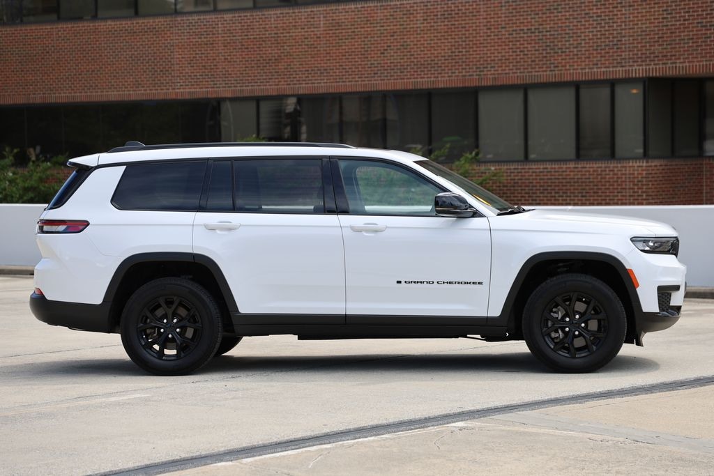 Used 2024 Jeep Grand Cherokee L Laredo SUV