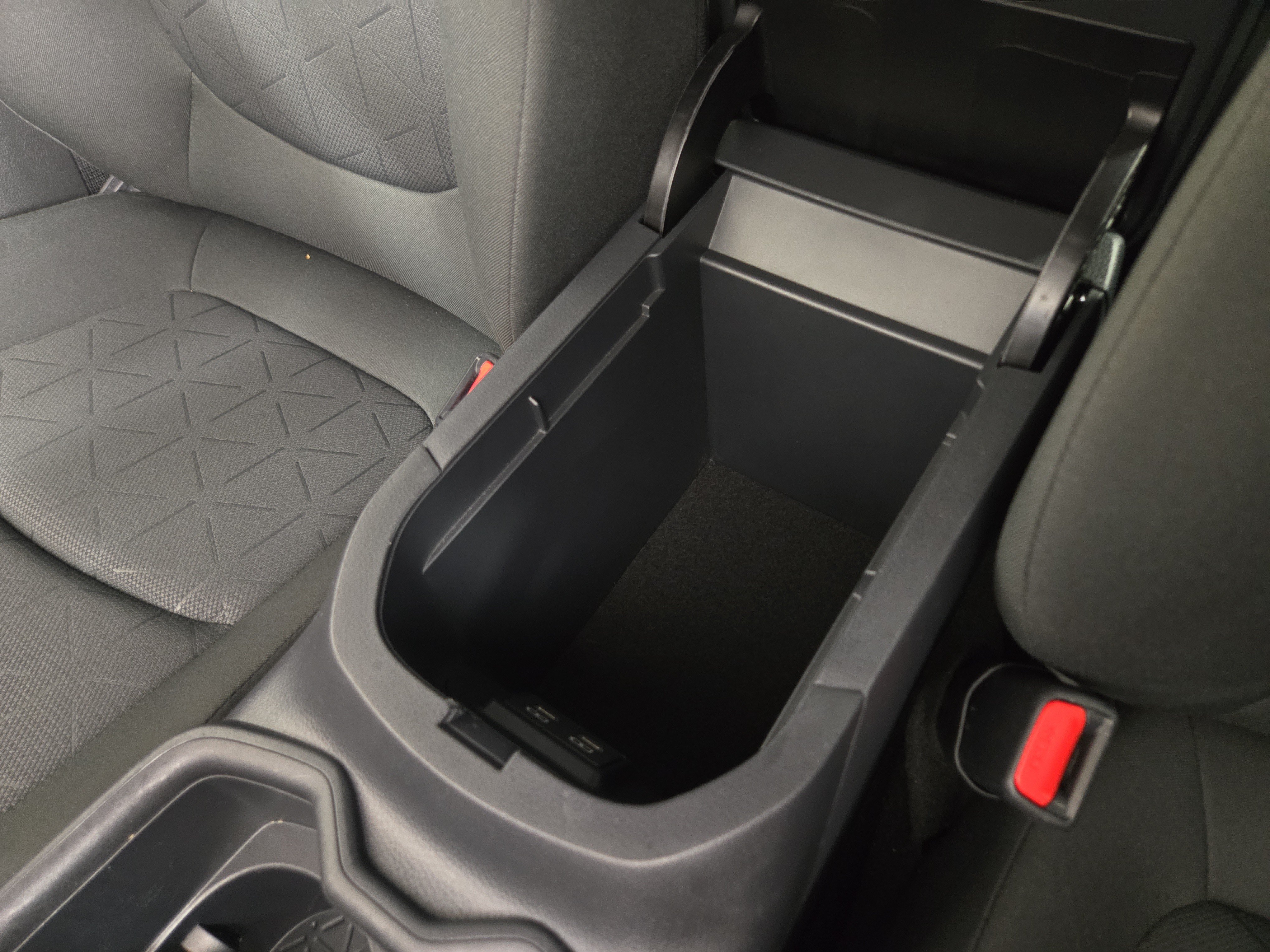 2025 Toyota RAV4 XLE - Photo 28