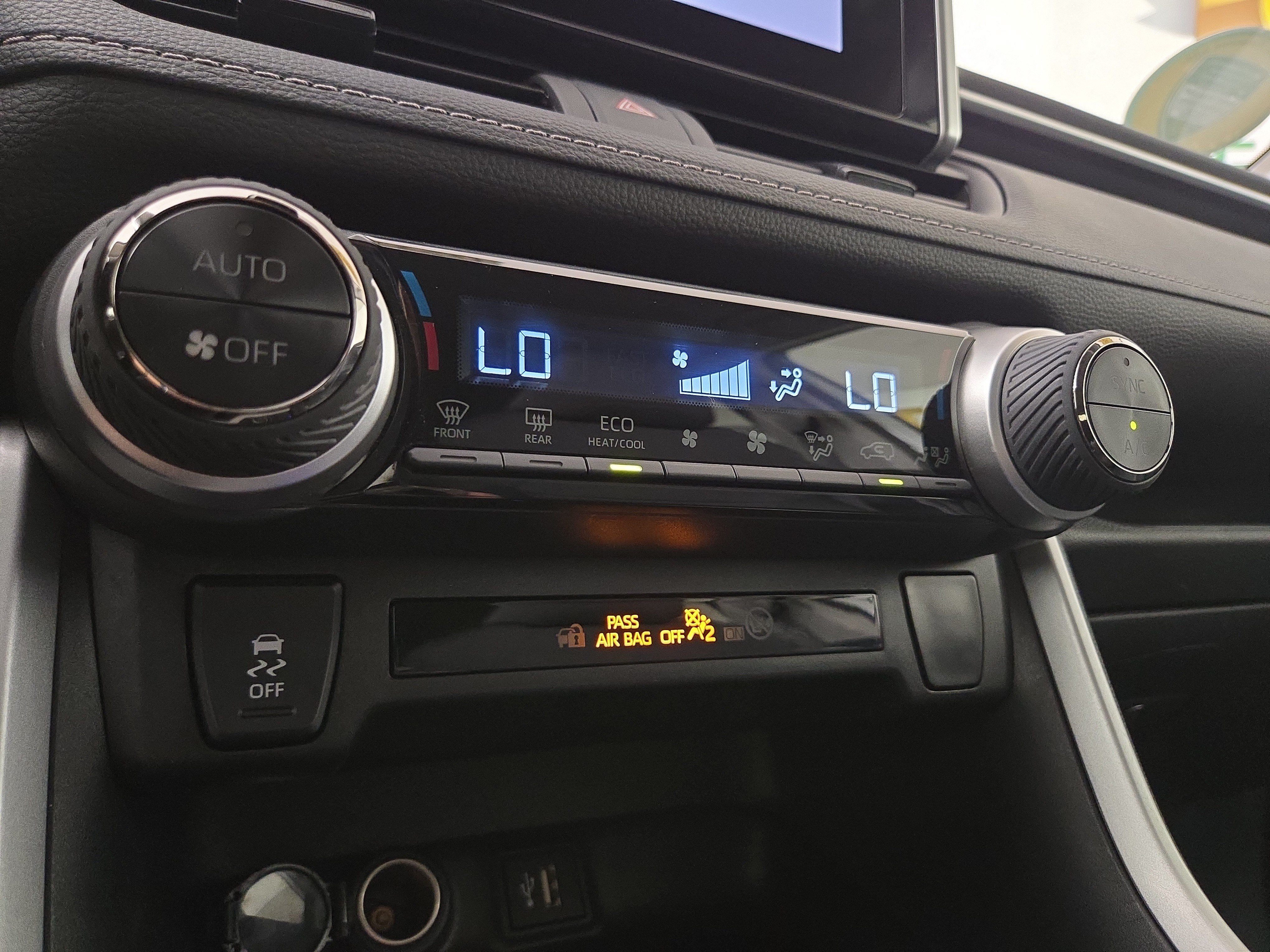 2025 Toyota RAV4 XLE - Photo 26