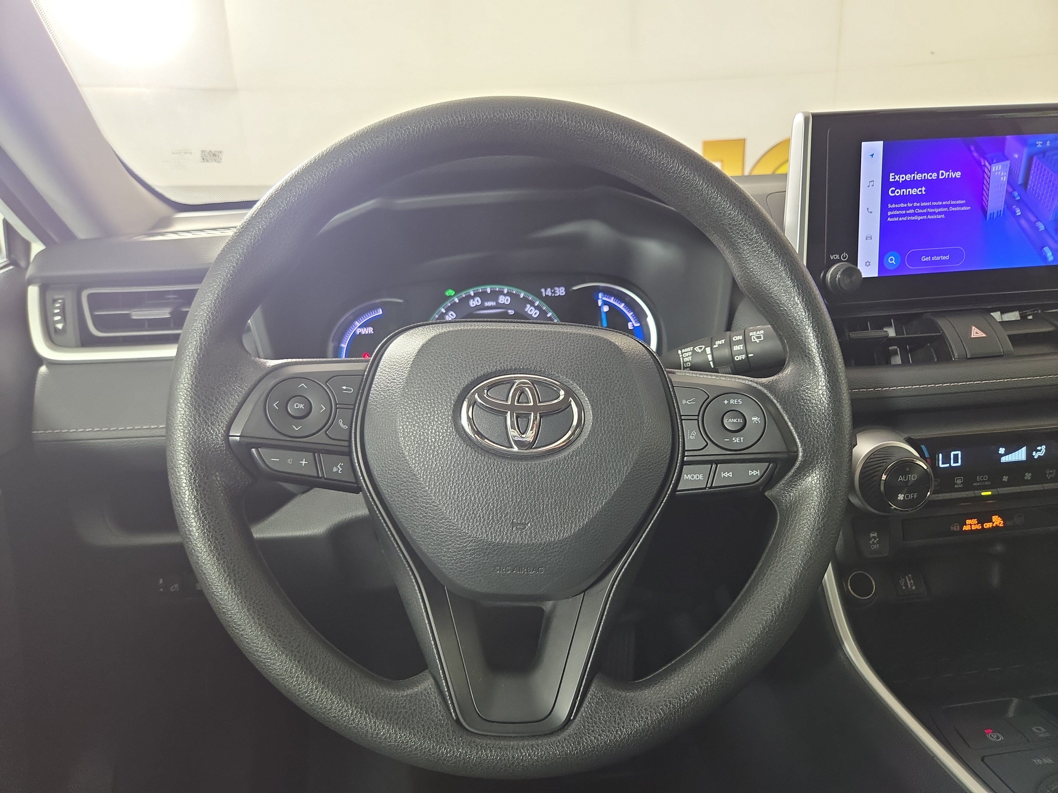 2025 Toyota RAV4 XLE - Photo 14