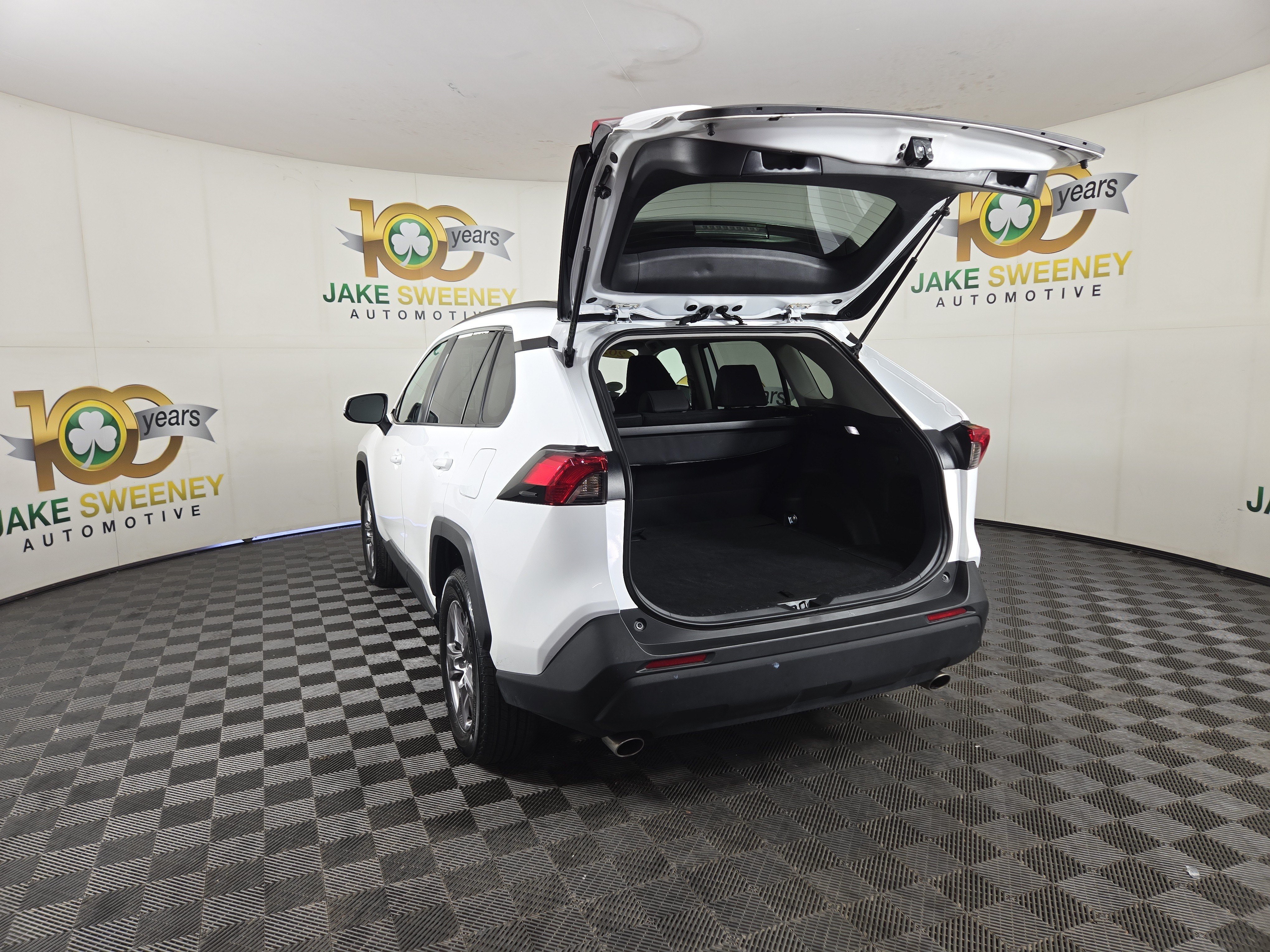 2025 Toyota RAV4 XLE - Photo 30