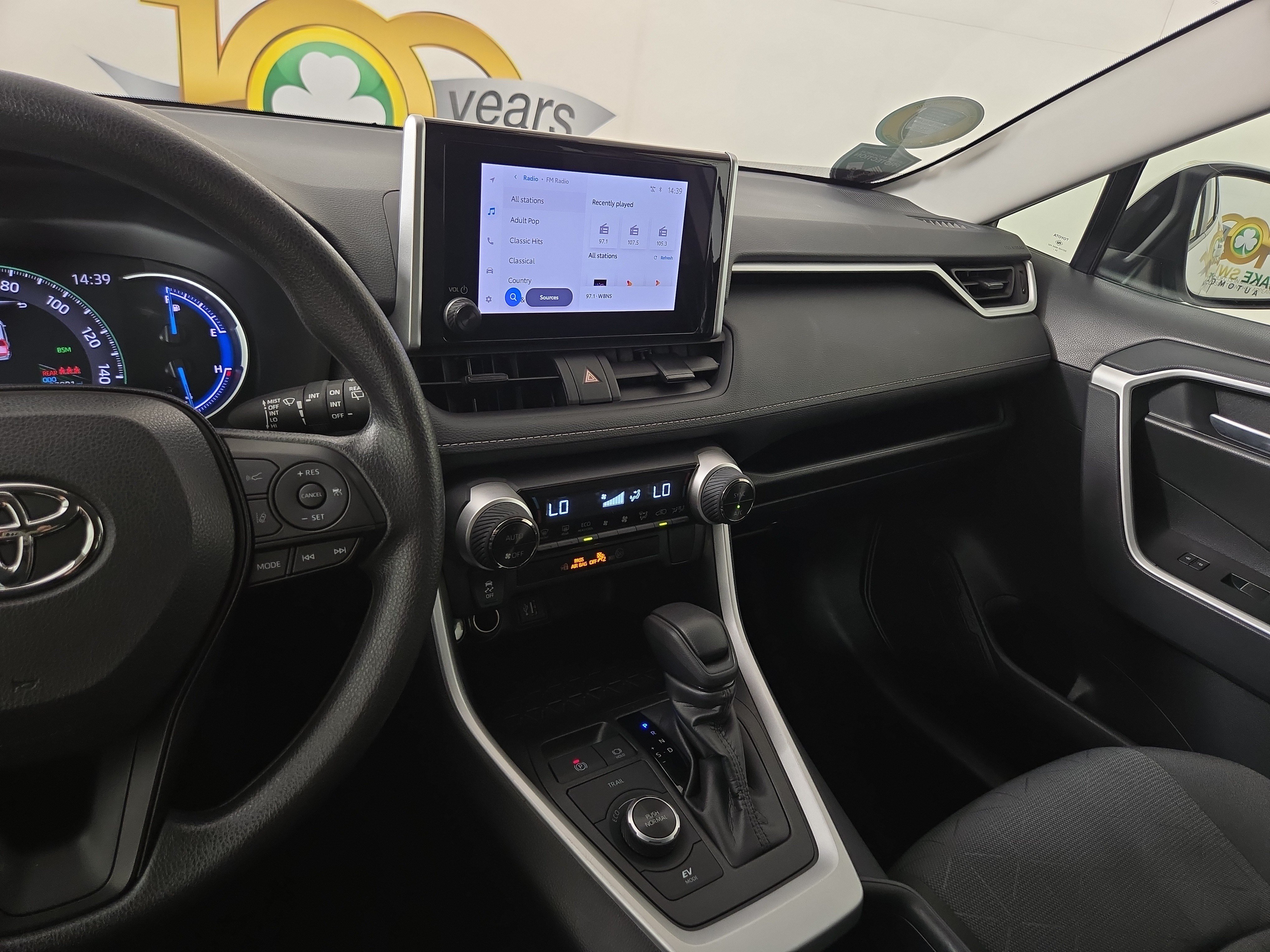 2025 Toyota RAV4 XLE - Photo 23