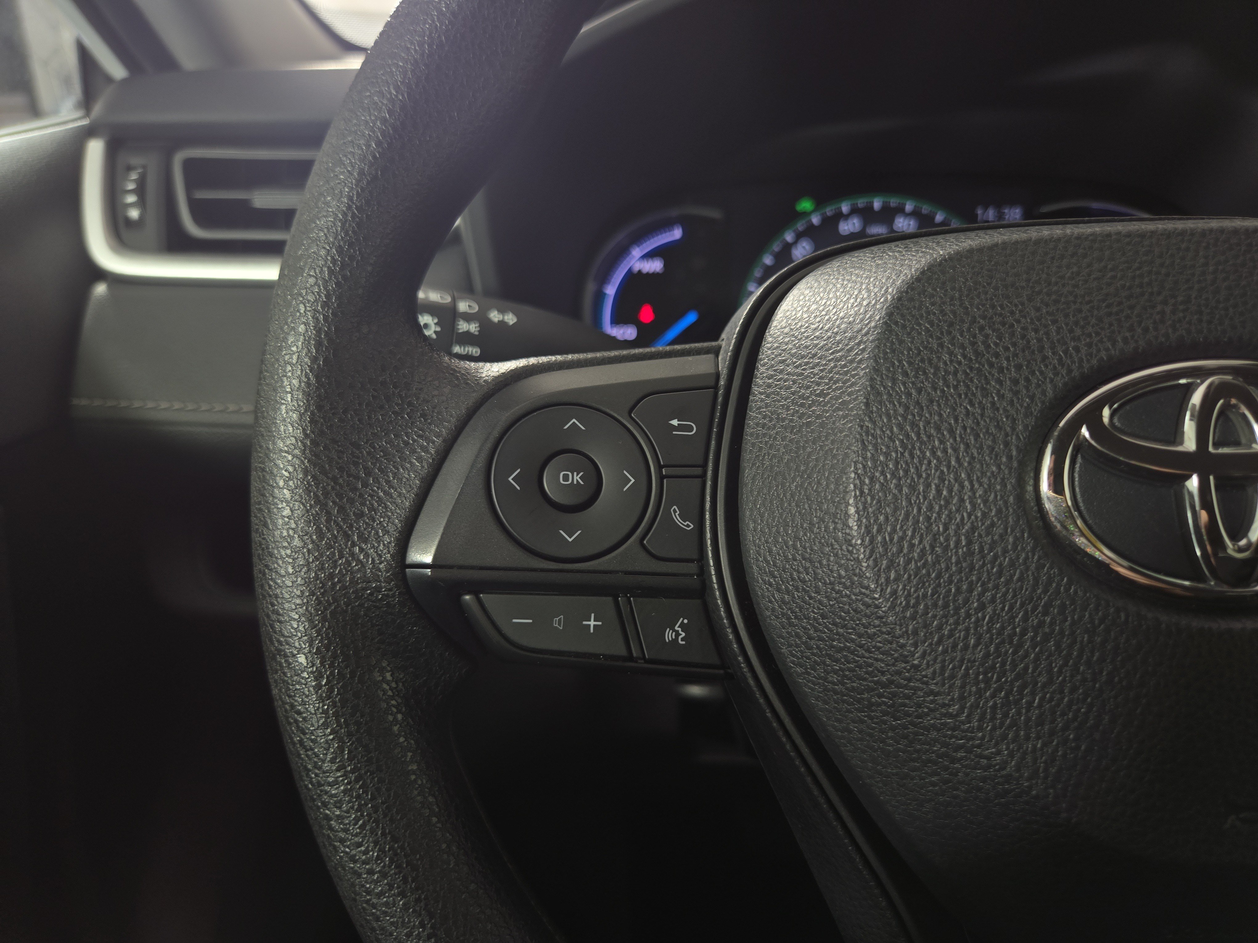 2025 Toyota RAV4 XLE - Photo 15