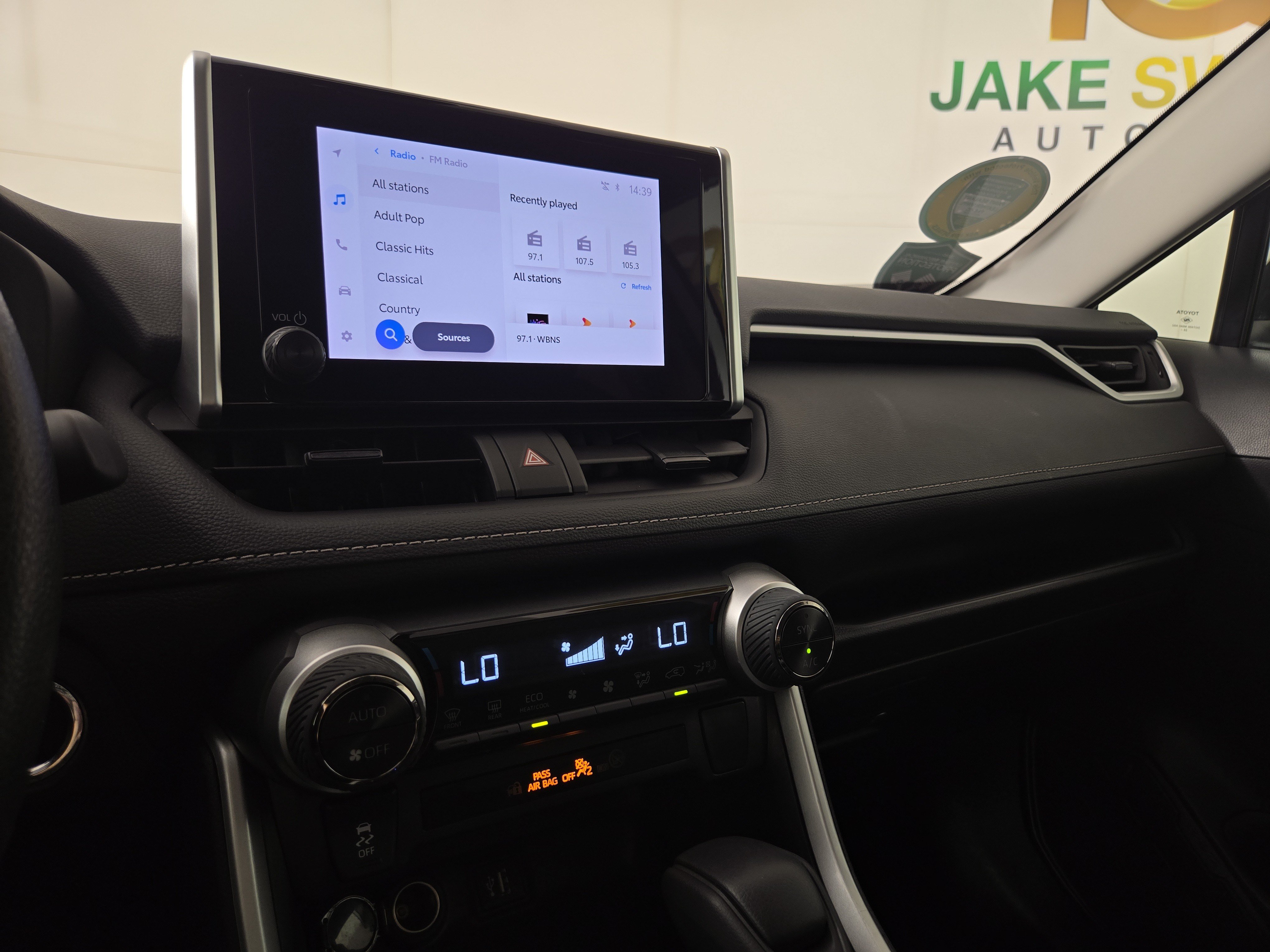2025 Toyota RAV4 XLE - Photo 21