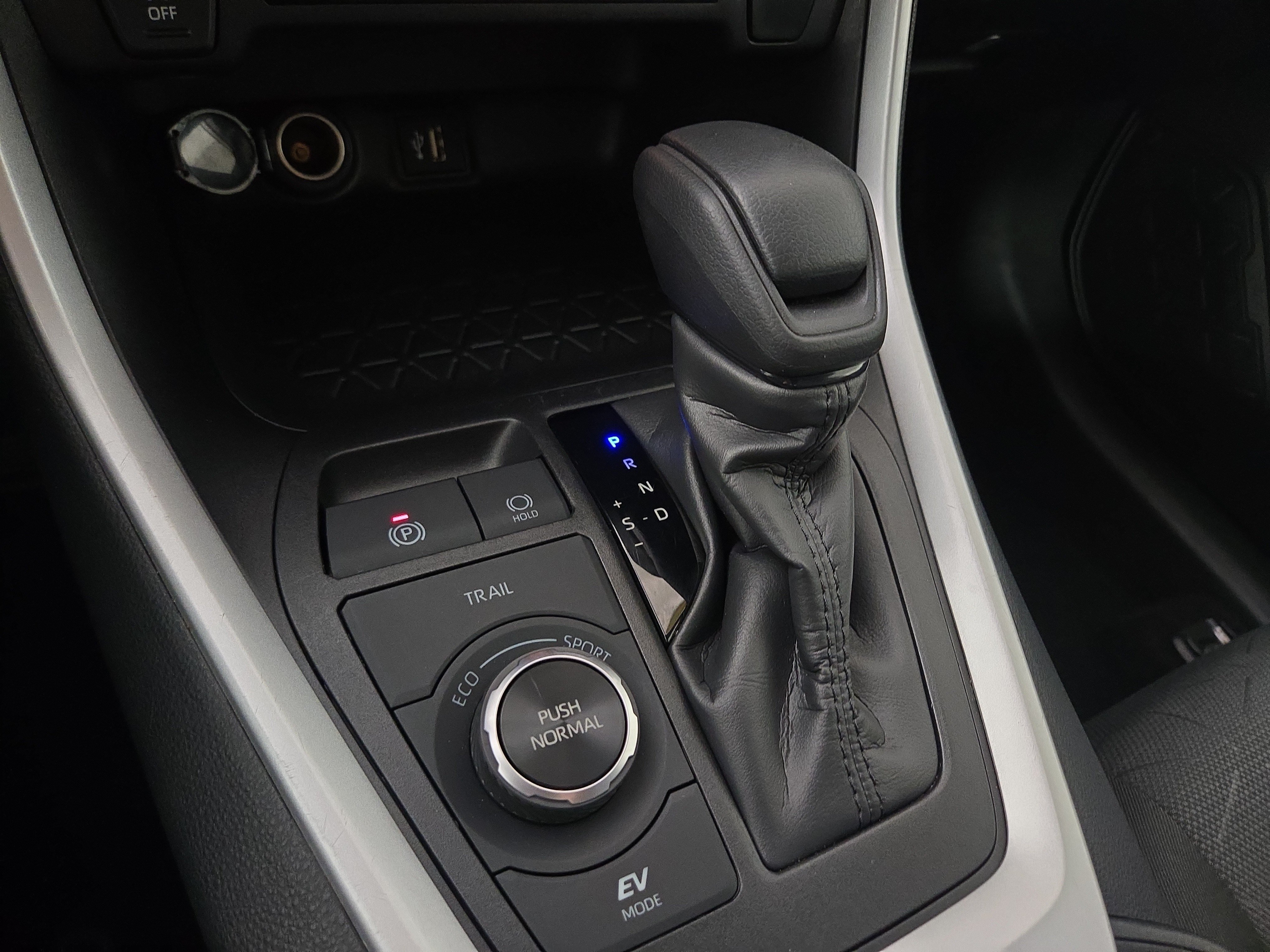 2025 Toyota RAV4 XLE - Photo 22