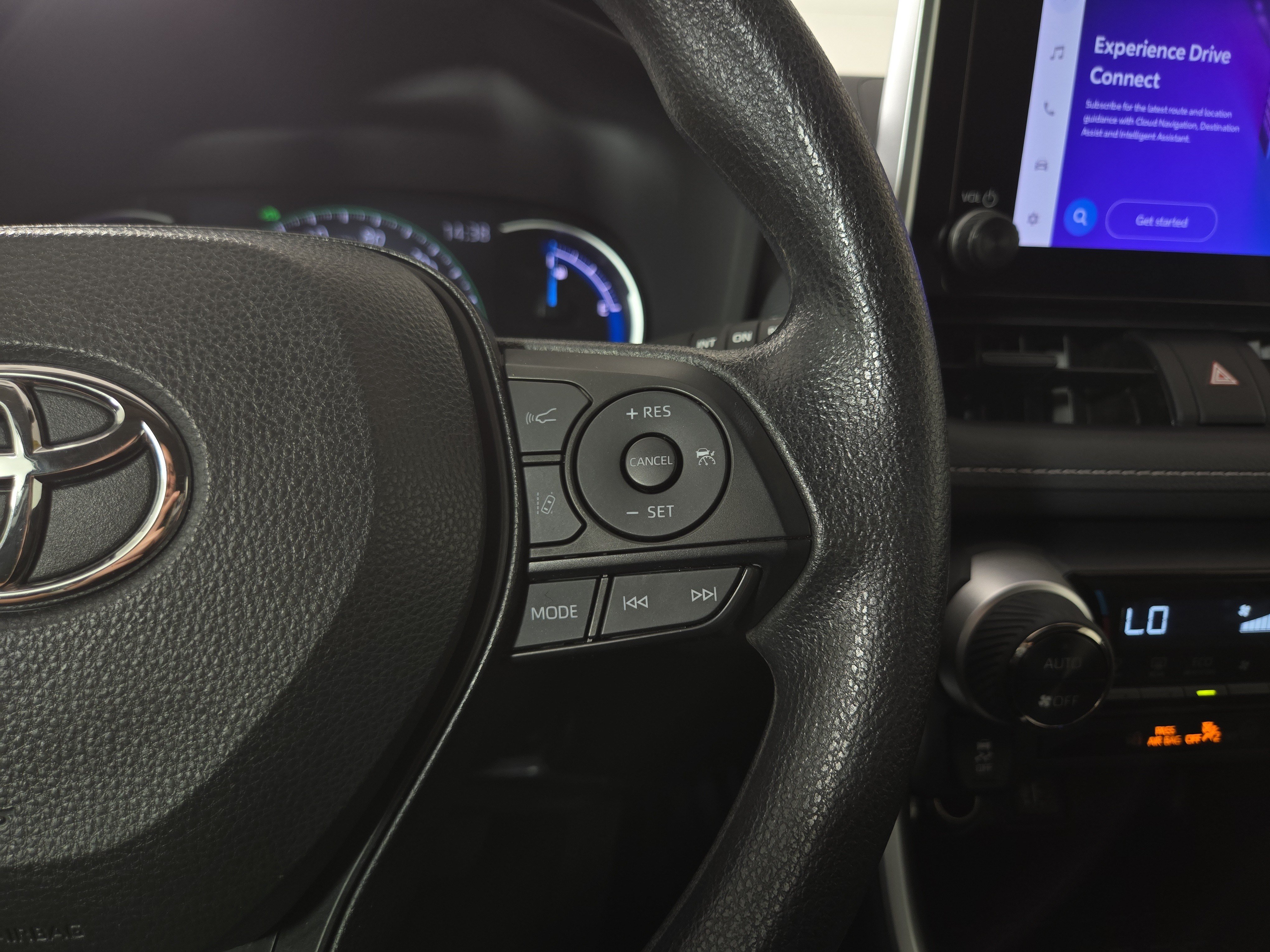 2025 Toyota RAV4 XLE - Photo 16
