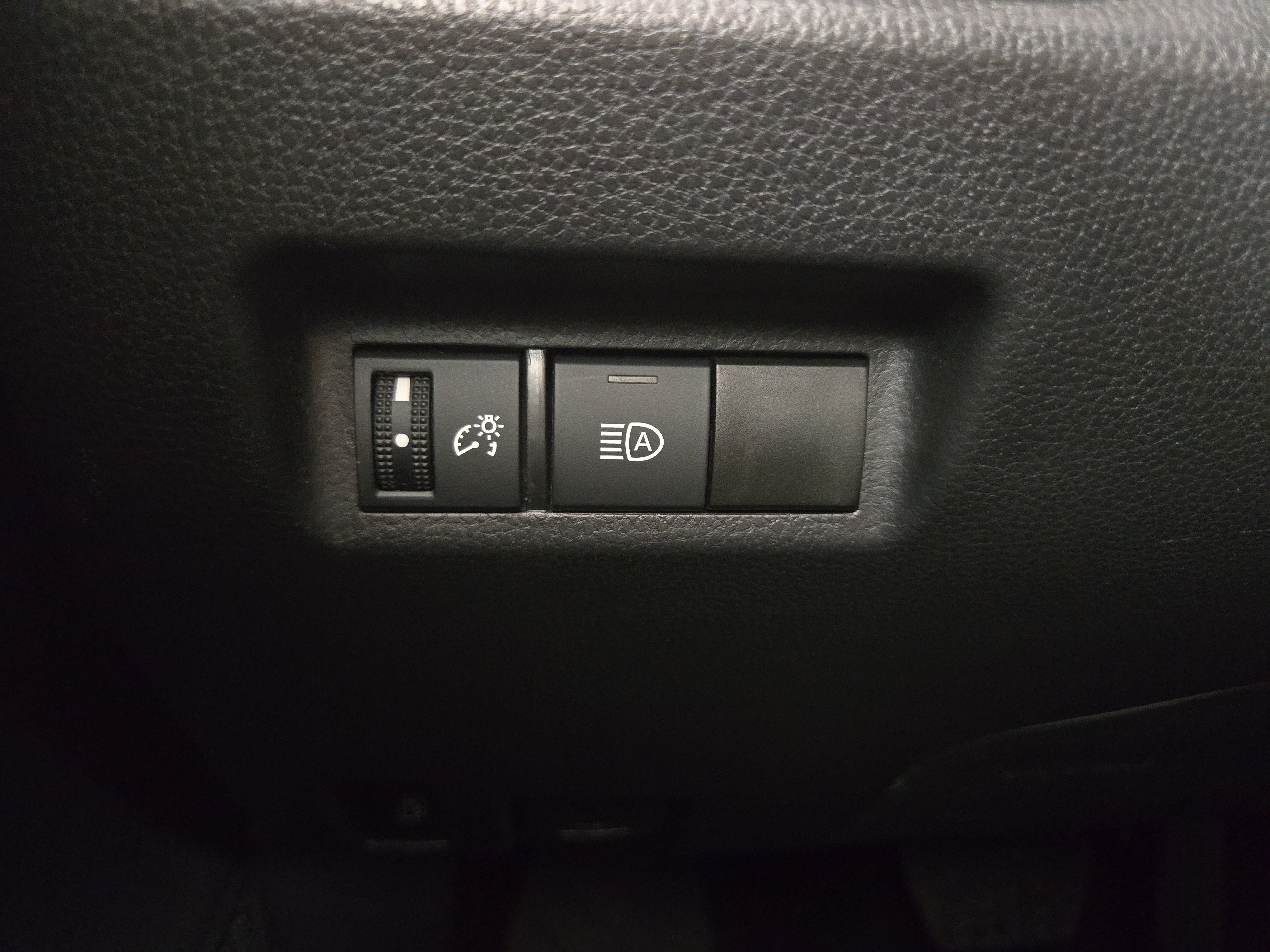 2025 Toyota RAV4 XLE - Photo 24