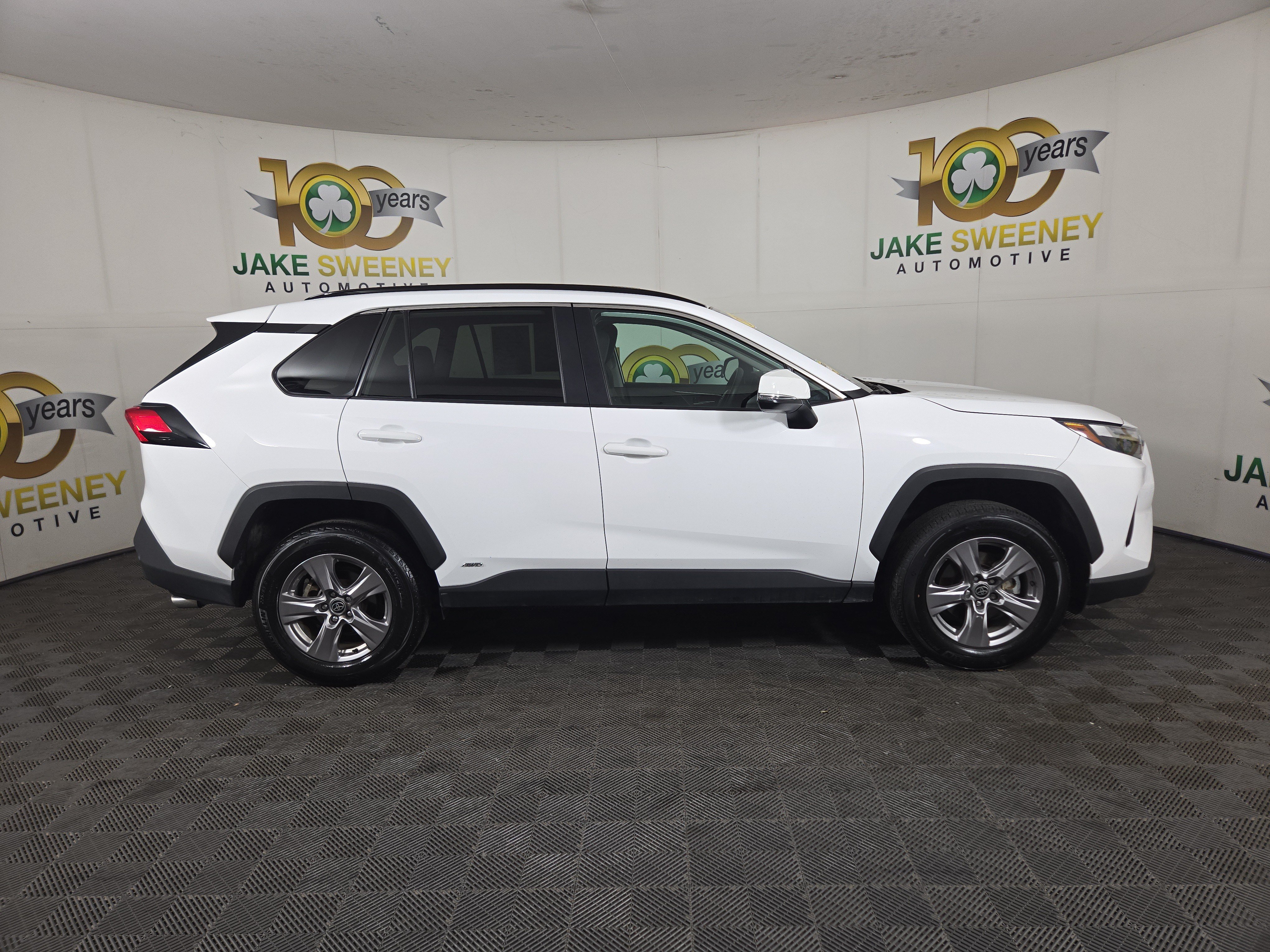 2025 Toyota RAV4 XLE - Photo 10