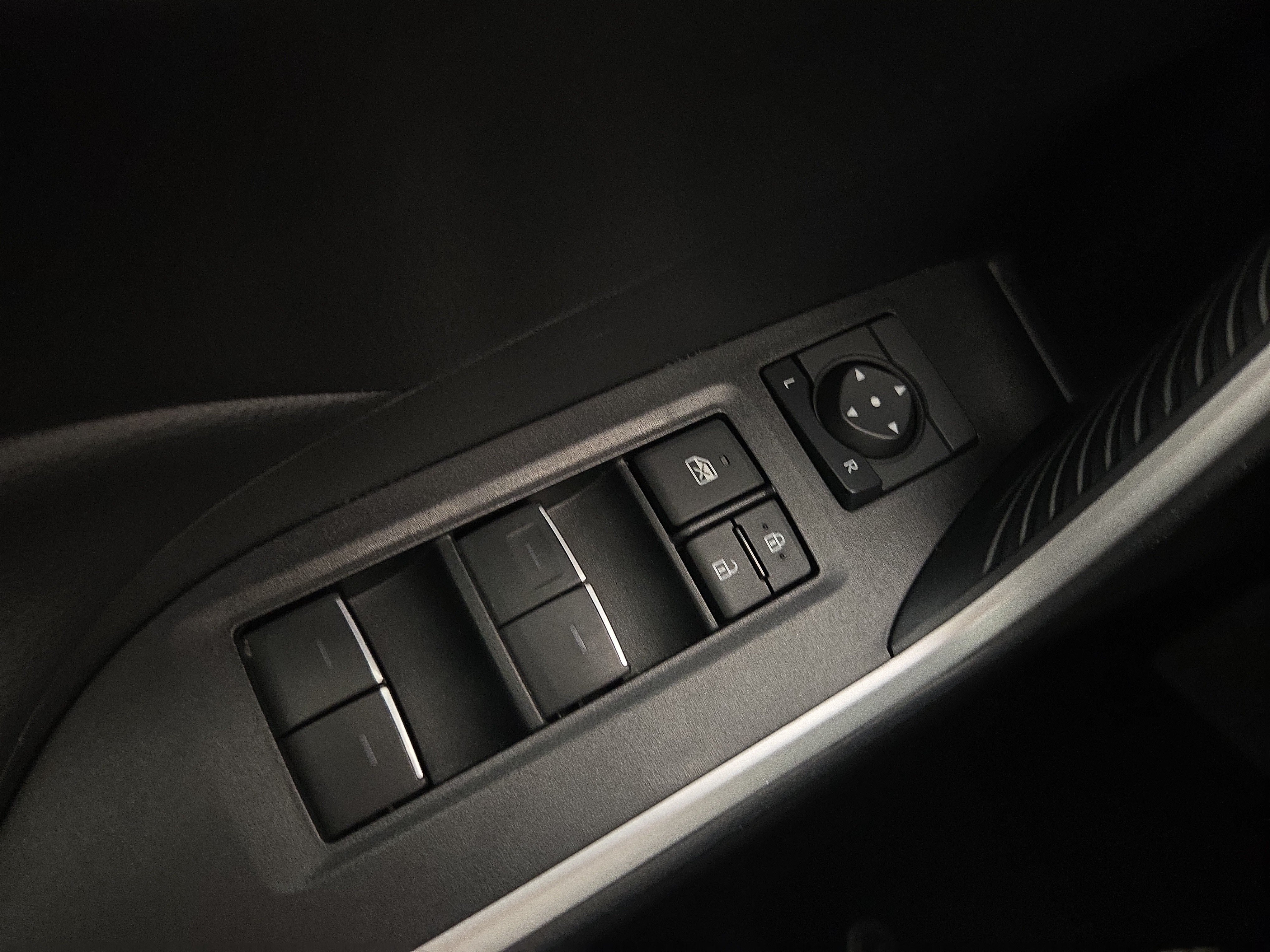 2025 Toyota RAV4 XLE - Photo 25
