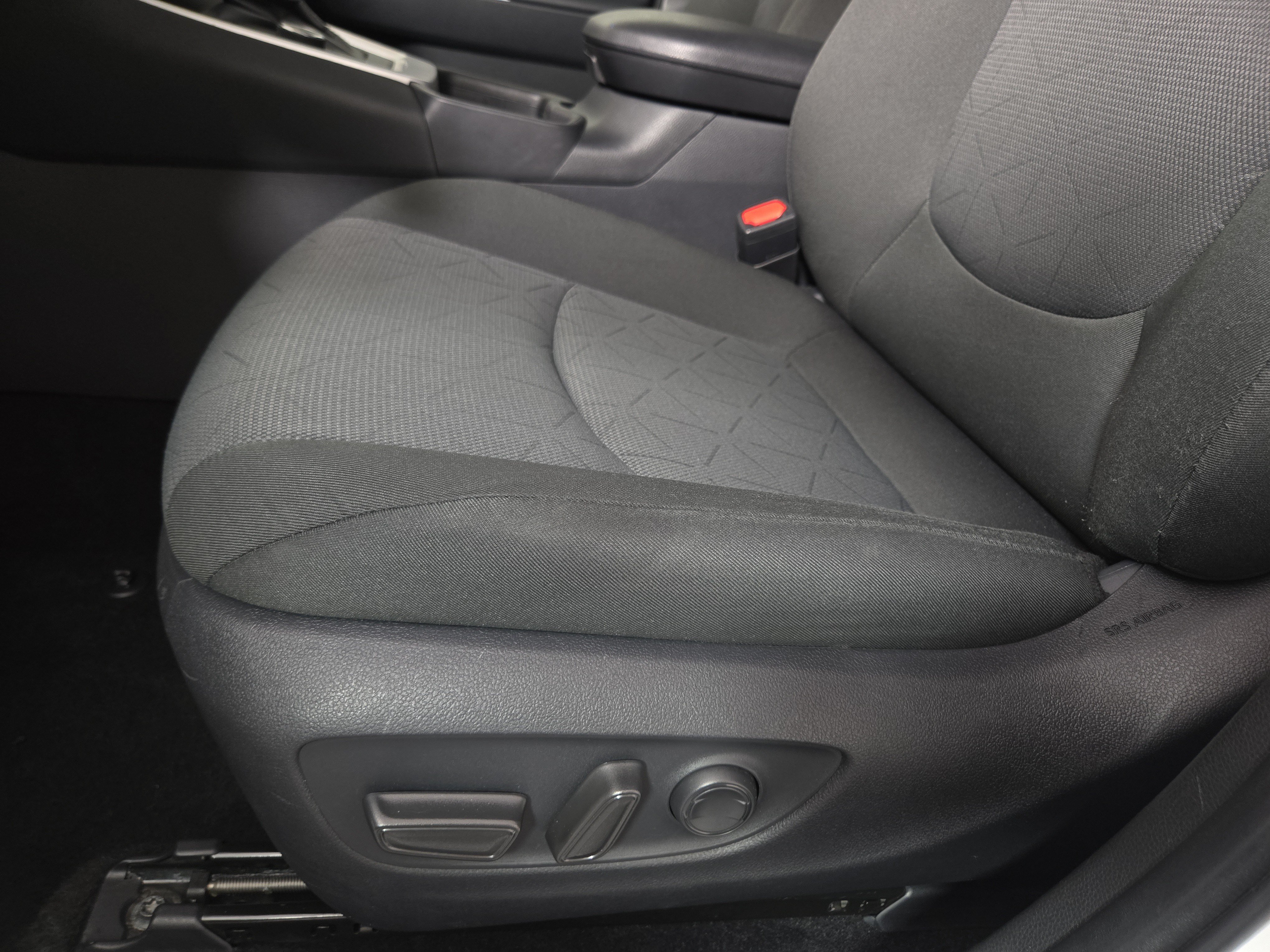 2025 Toyota RAV4 XLE - Photo 29