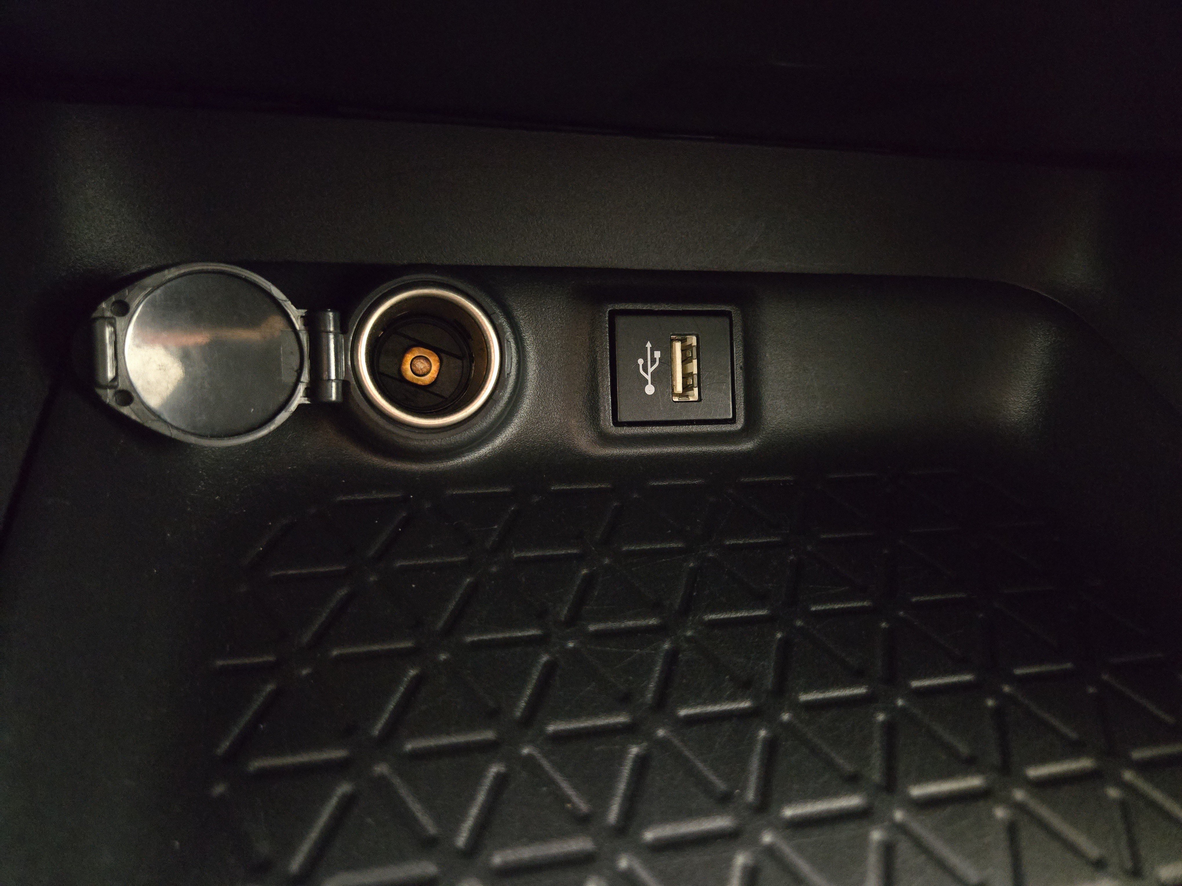 2025 Toyota RAV4 XLE - Photo 27