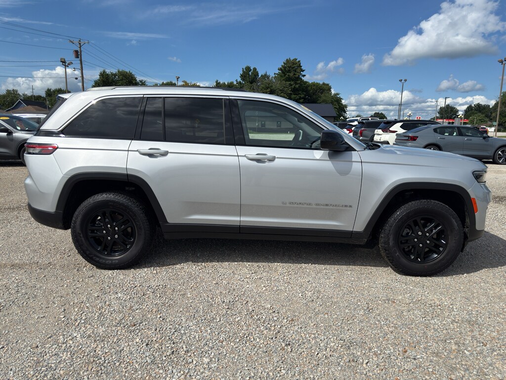 Used 2023 Jeep Grand Cherokee Laredo
