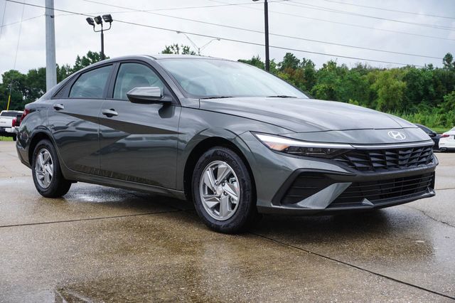 New 2026 Hyundai Elantra SE Sedan