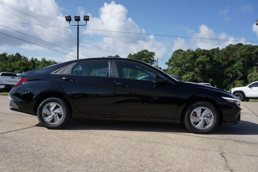 New 2026 Hyundai Elantra SE Sedan