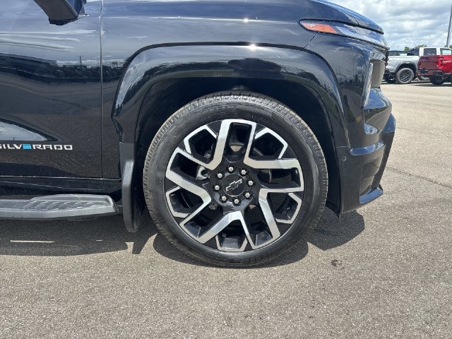 2025 Chevrolet Silverado EV RST - Photo 15