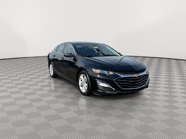 Used 2020 Chevrolet Malibu 1LT with VIN 1G1ZD5ST4LF041158 for sale in Dayton, OH