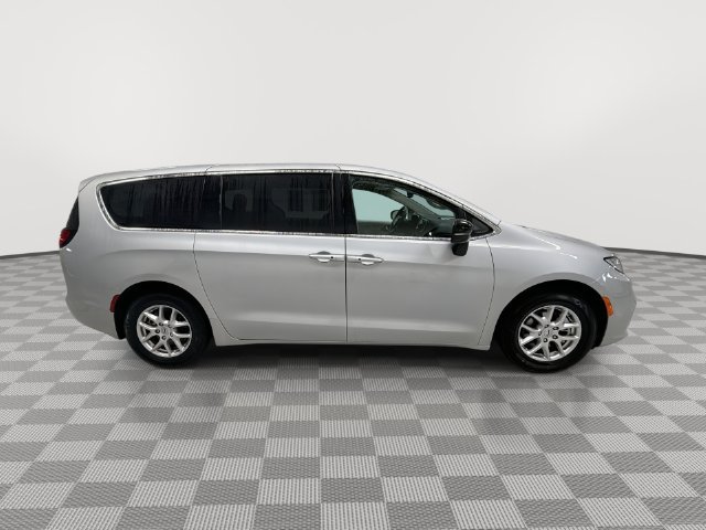 2024 Chrysler Pacifica Touring L - Photo 11
