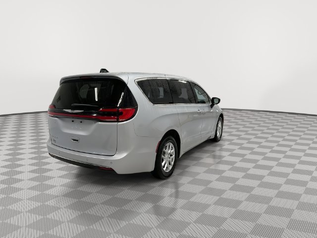 2024 Chrysler Pacifica Touring L - Photo 9