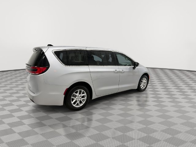 2024 Chrysler Pacifica Touring L - Photo 10