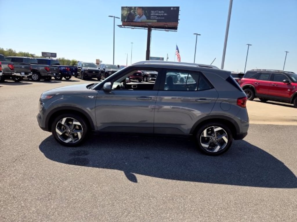 Used 2023 Hyundai Venue SEL SUV