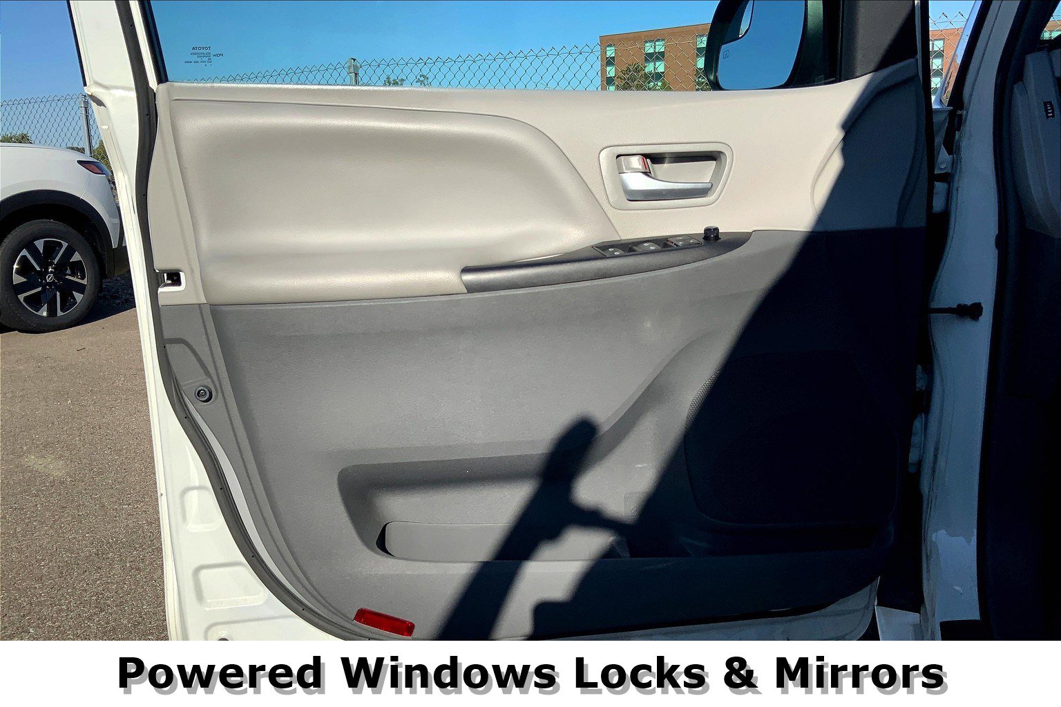 2017 Toyota Sienna LE - Photo 24