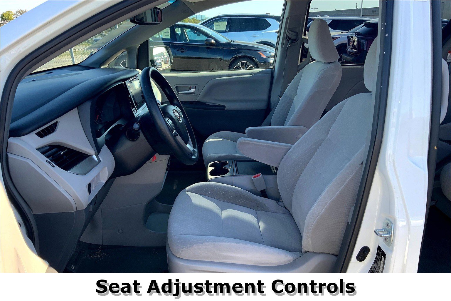 2017 Toyota Sienna LE - Photo 26