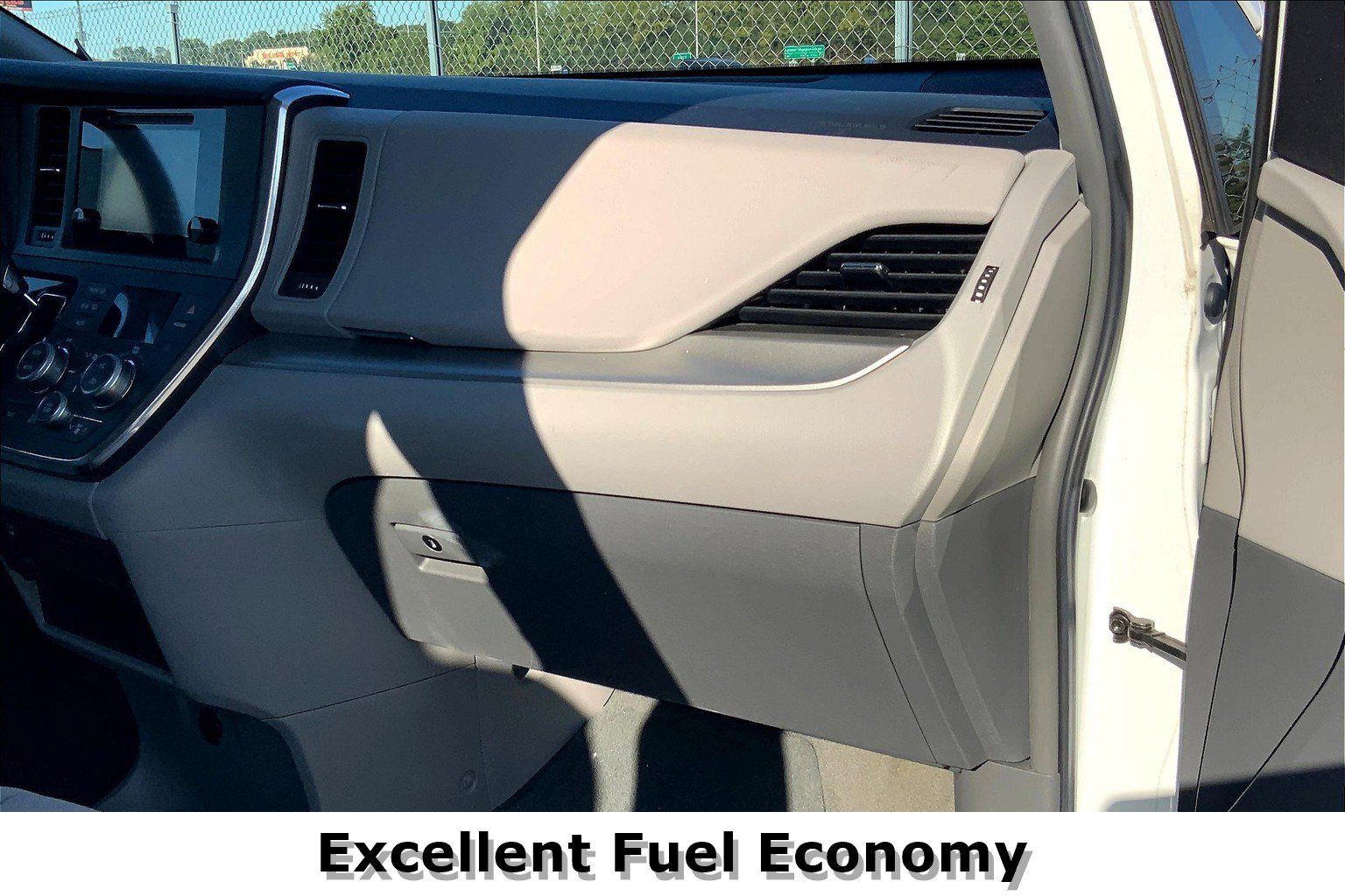 2017 Toyota Sienna LE - Photo 17