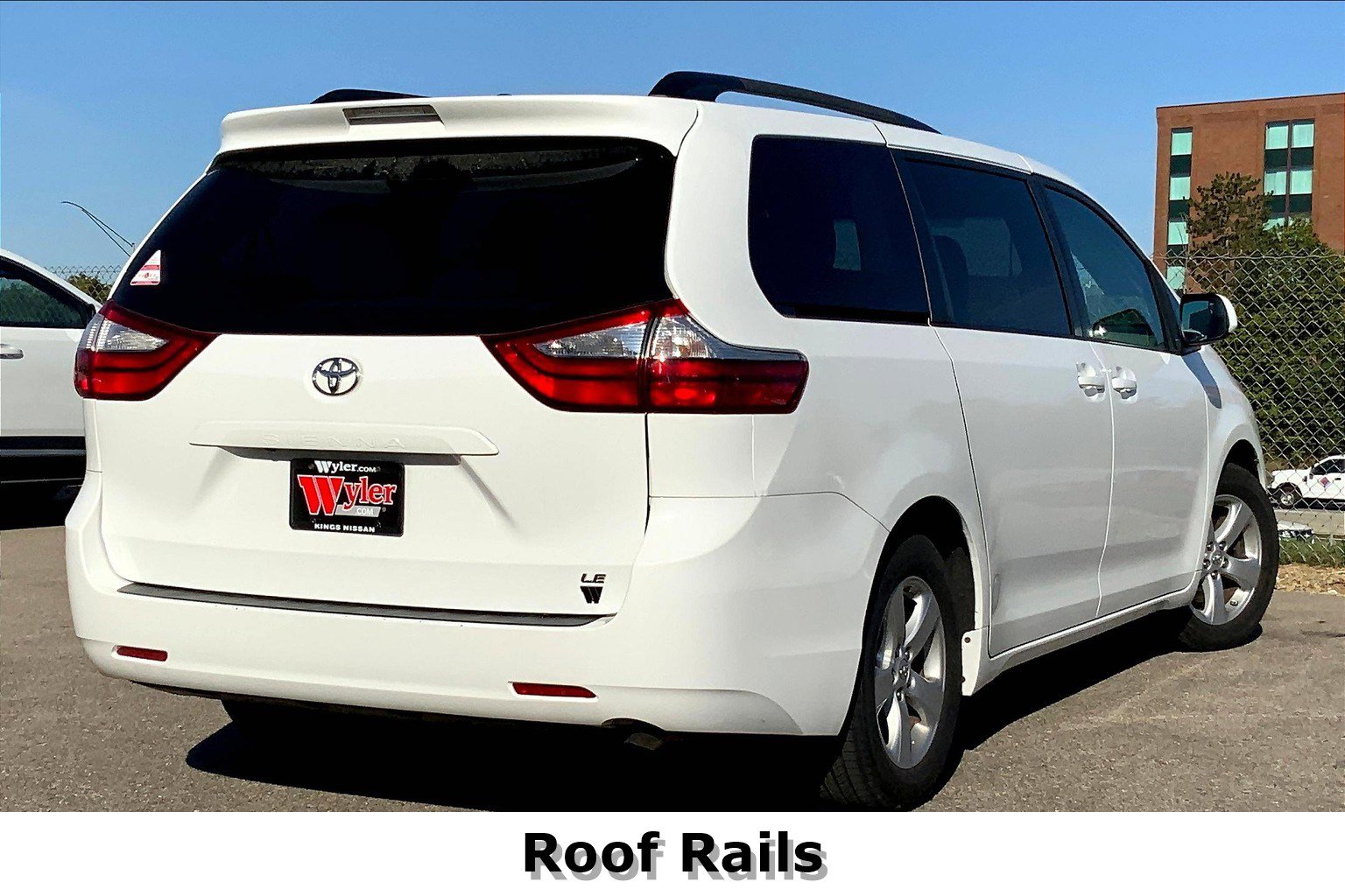 2017 Toyota Sienna LE - Photo 14