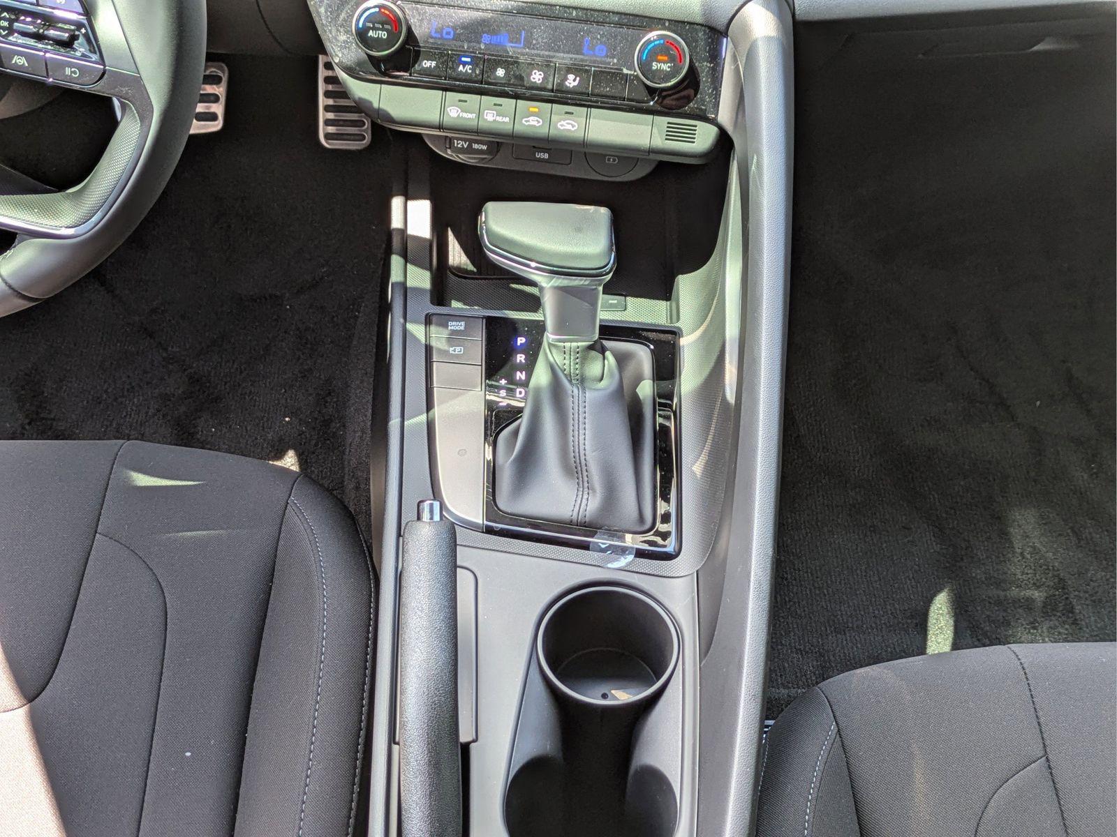 2025 Hyundai Elantra SEL - Photo 18