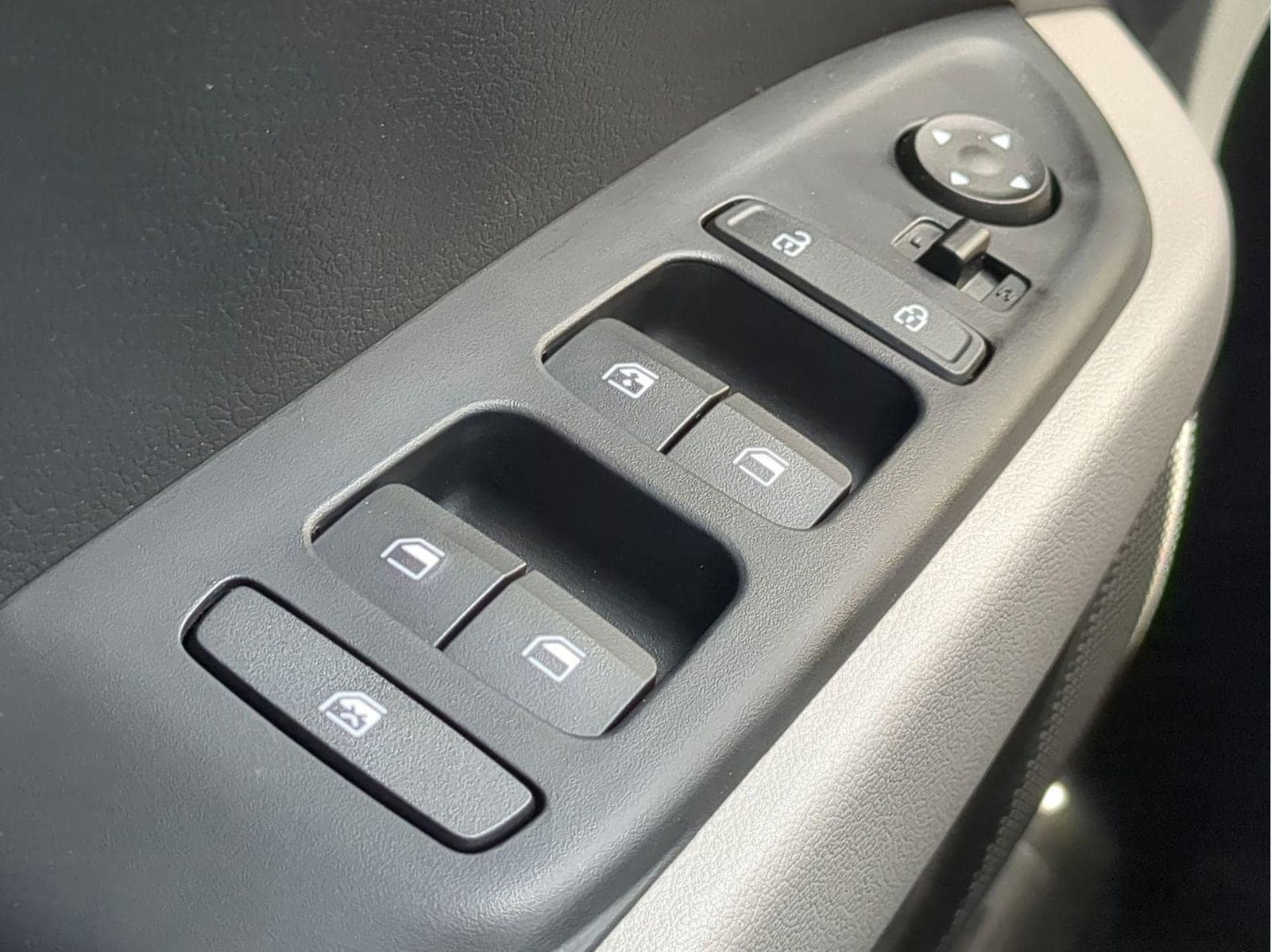 2025 Hyundai Venue SEL - Photo 25