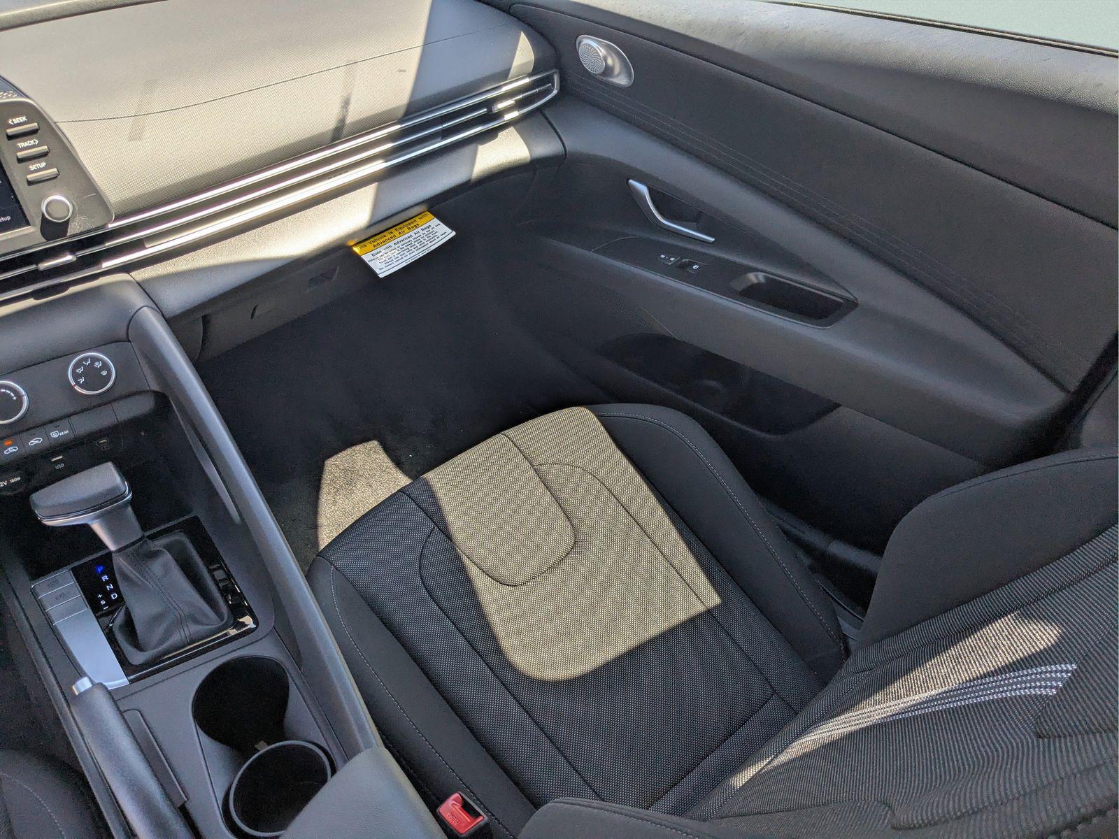 2025 Hyundai Elantra SE - Photo 19