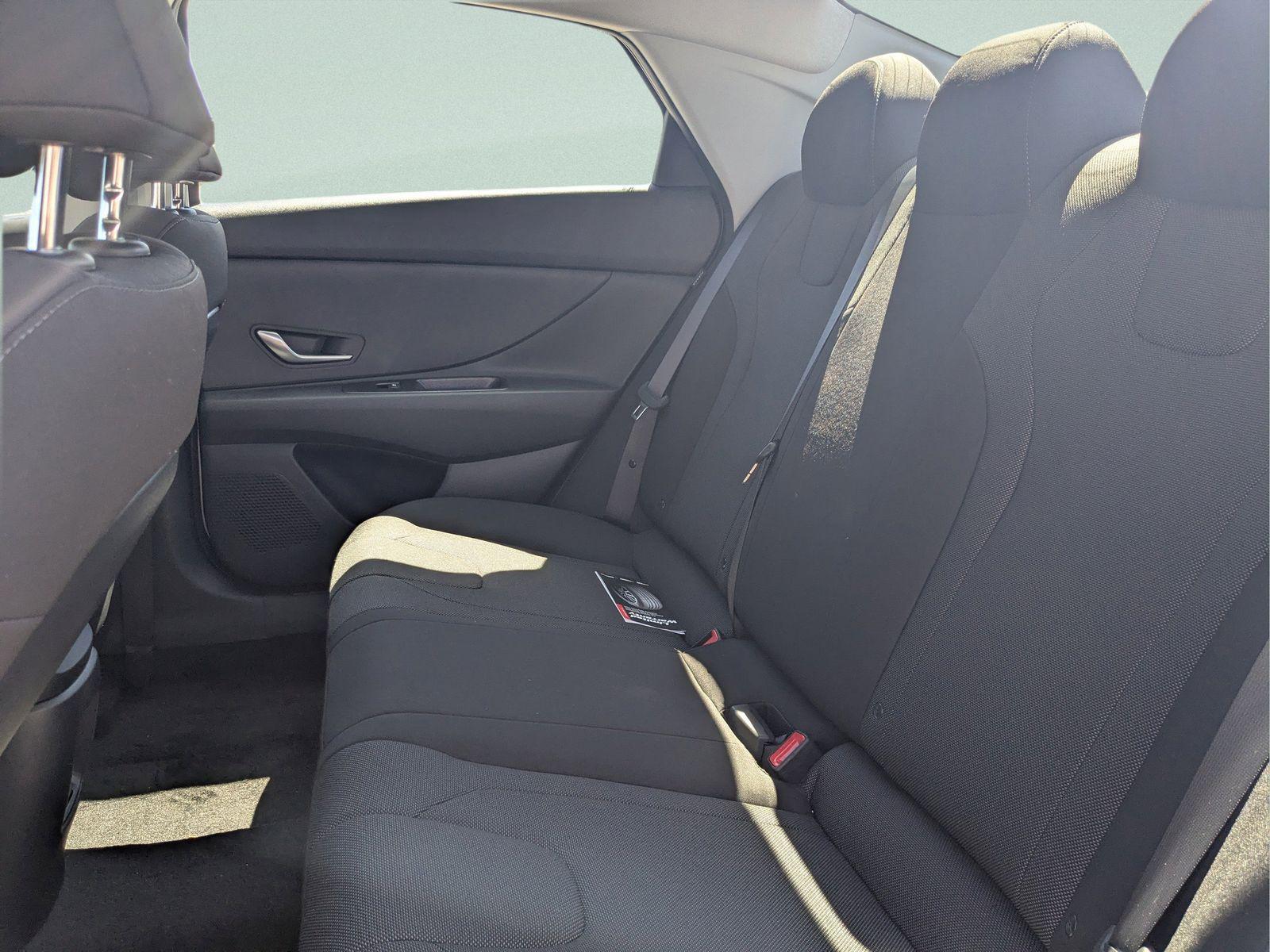 2025 Hyundai Elantra SE - Photo 12