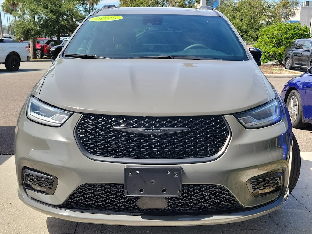 Used 2025 Chrysler Pacifica Limited Minivan/Van