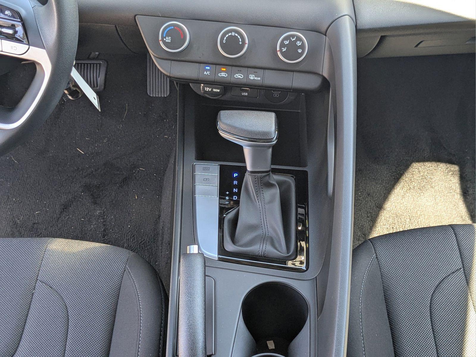 2025 Hyundai Elantra SE - Photo 16