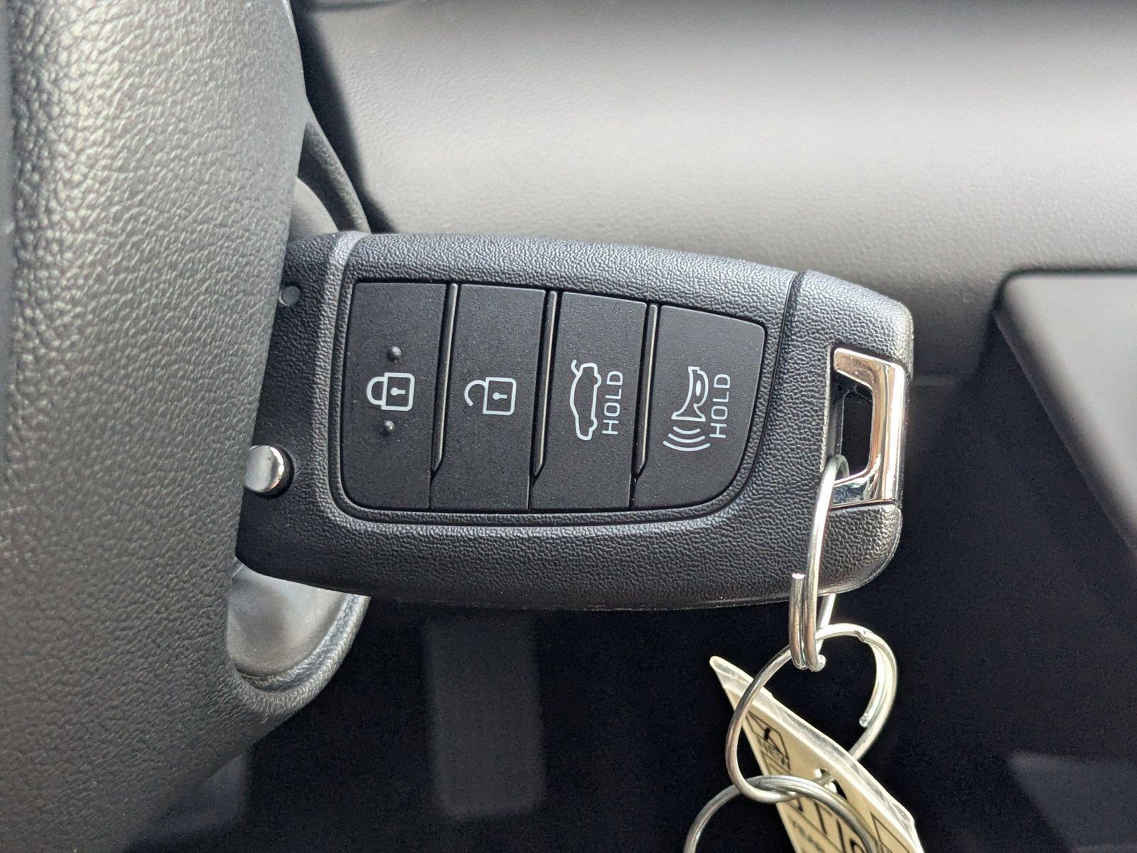 2025 Hyundai Elantra SE - Photo 30