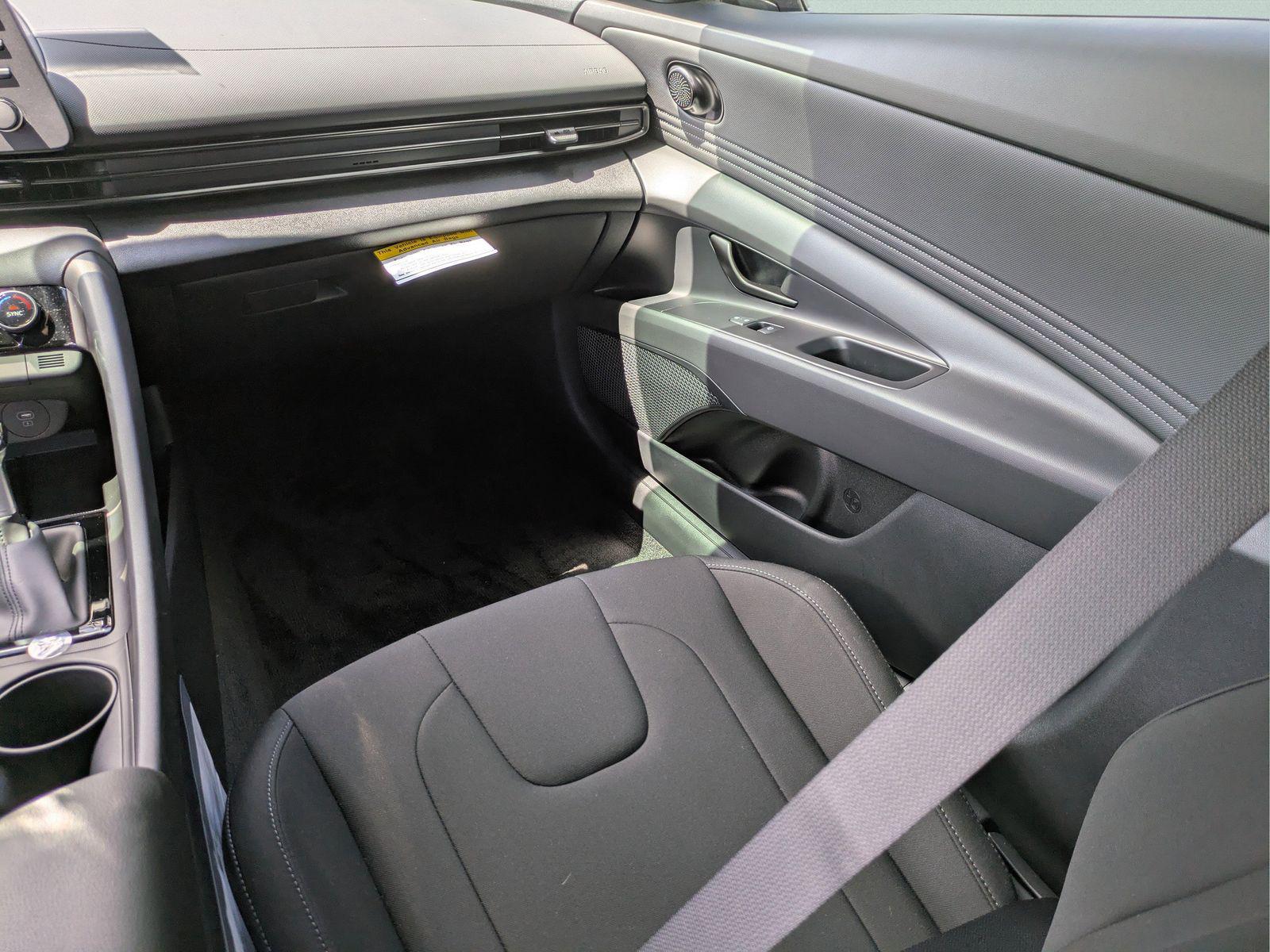2025 Hyundai Elantra SEL - Photo 21