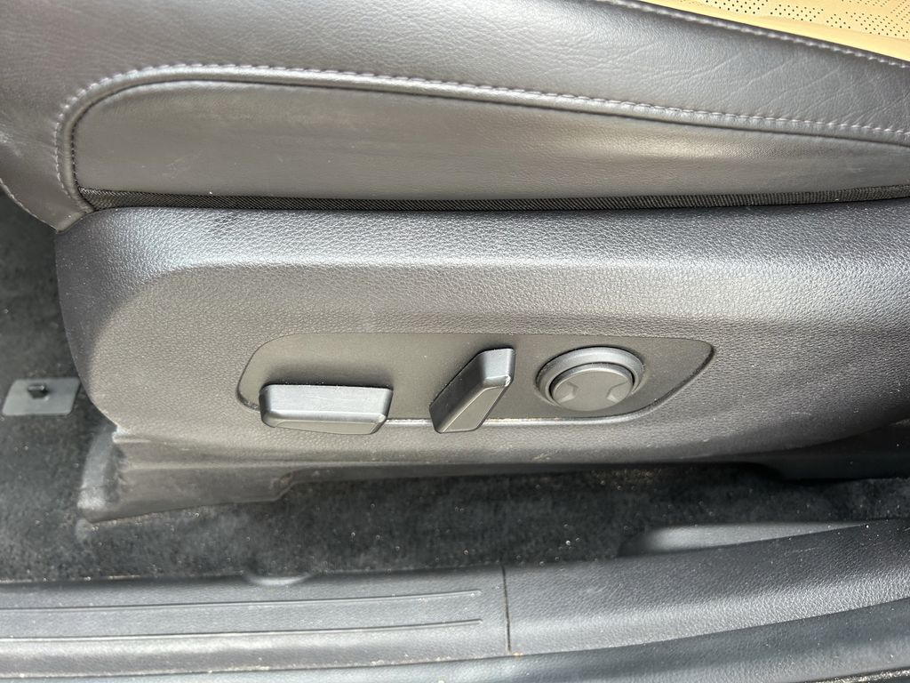 2024 Kia Carnival LX Seat Pkg - Photo 24