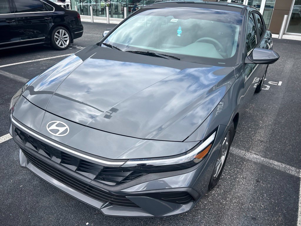 Used 2025 Hyundai Elantra SE Sedan