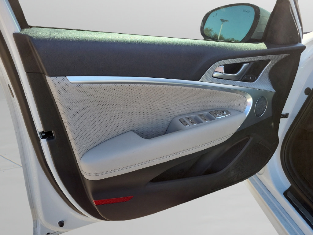 2023 GENESIS G70 Standard - Photo 16